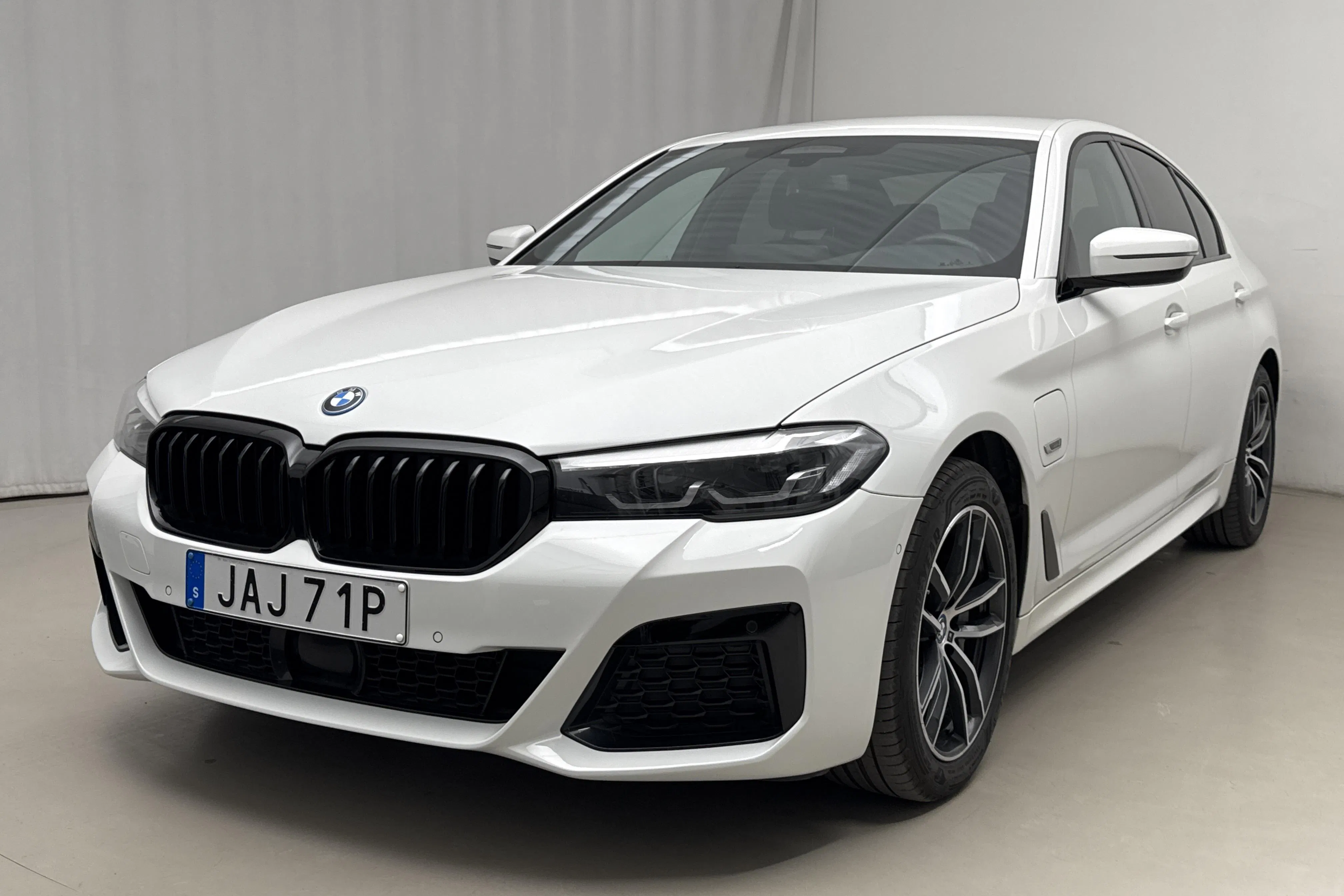 Presentationsfoto 1 av 21: BMW 530e xDrive Sedan, G30 12kWh LCI (292hk) - 7 801 mil - Automat - vit - 2023