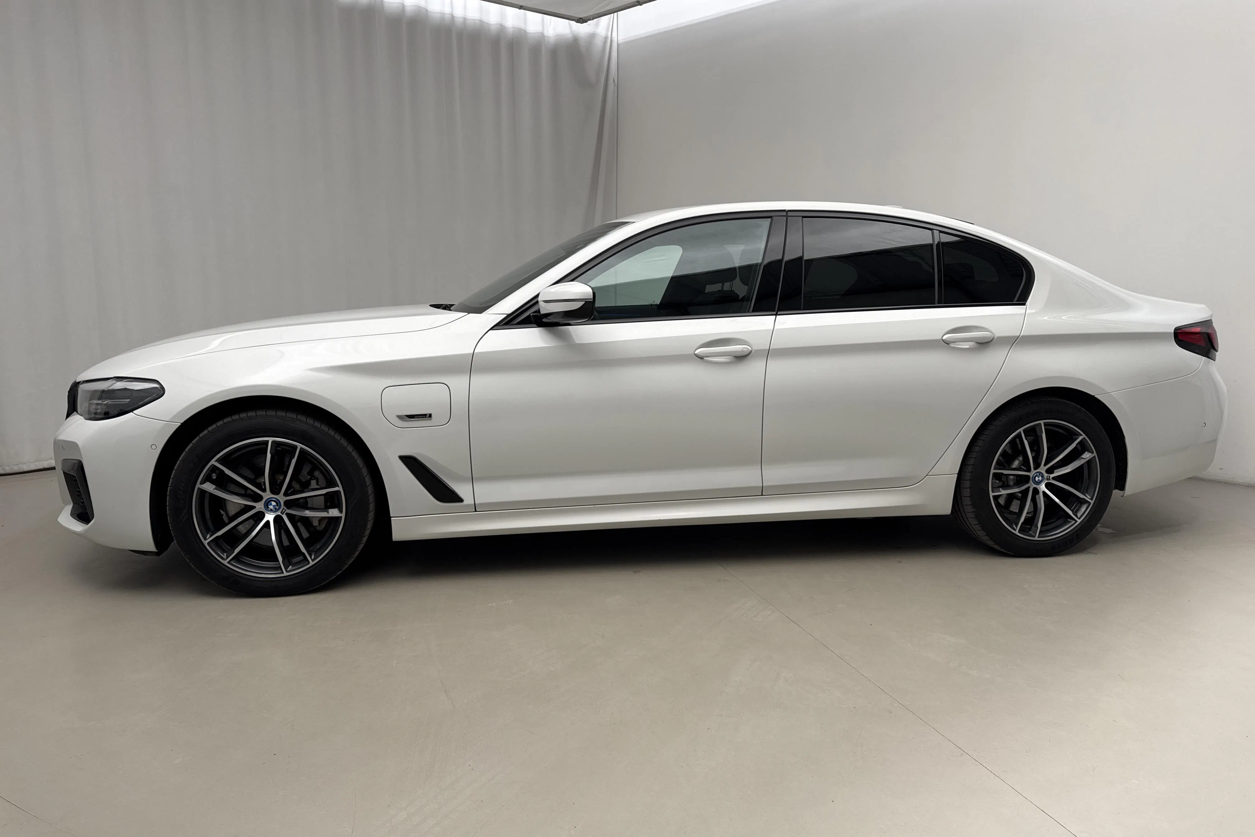 Presentationsfoto 2 av 21: BMW 530e xDrive Sedan, G30 12kWh LCI (292hk) - 7 801 mil - Automat - vit - 2023
