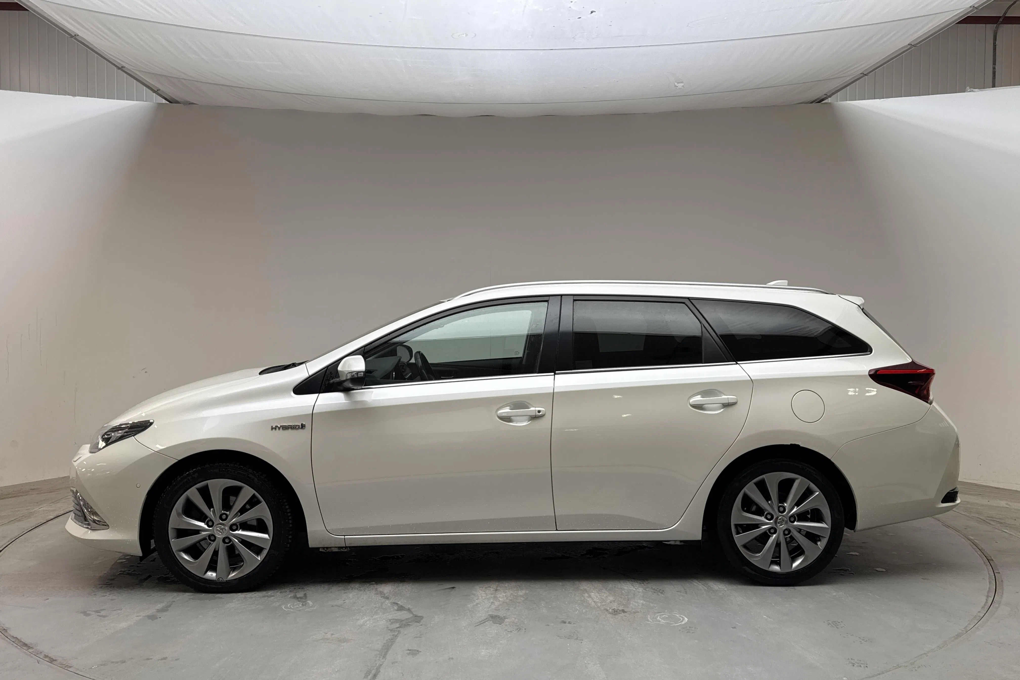Presentationsfoto 2 av 13: Toyota Auris 1.8 HSD Touring Sports (99hk) - 12 419 mil - Automat - vit - 2018