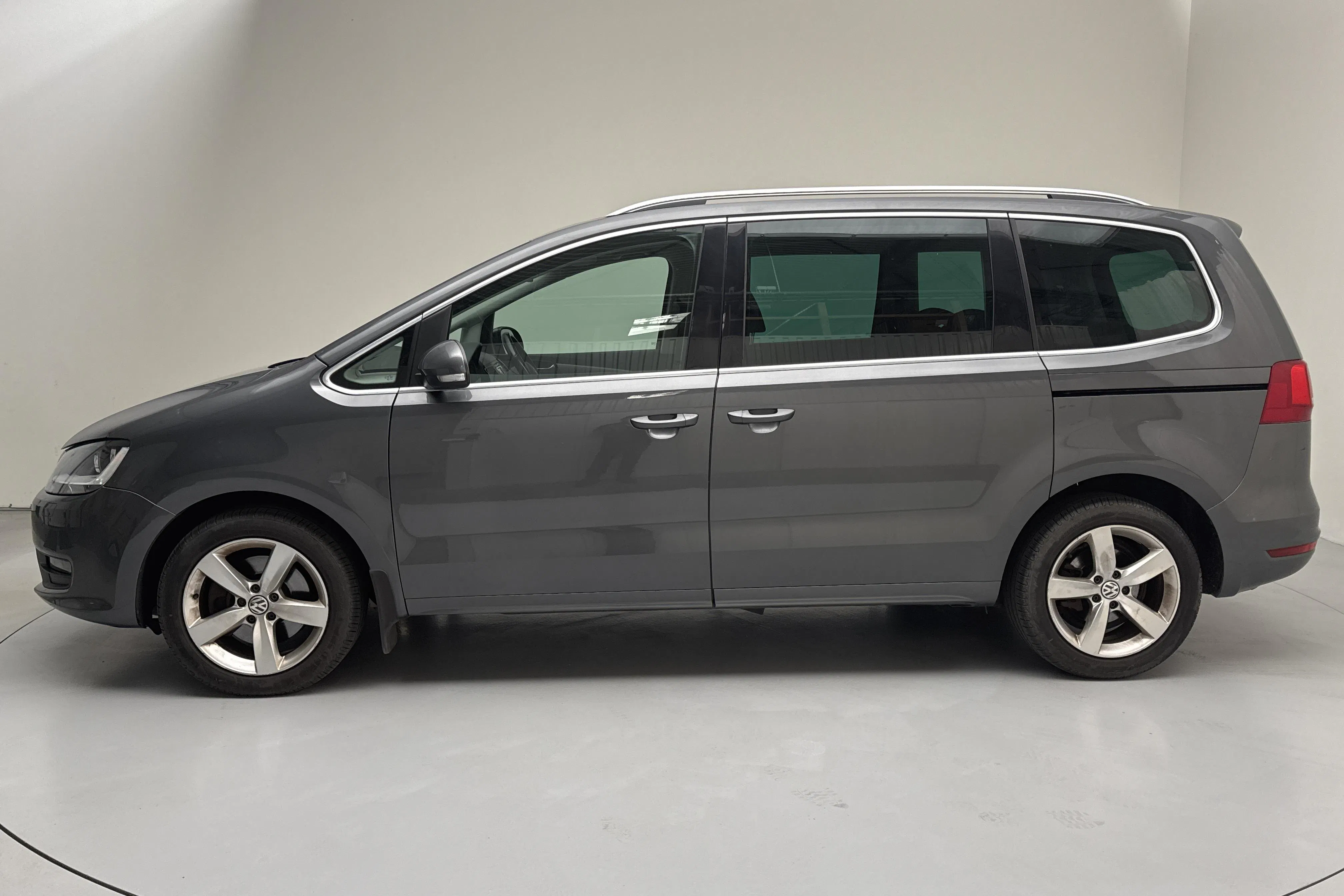 Presentationsfoto 2 av 17: VW Sharan 1.4 TSI BlueMotion Technology (150hk) - 19 549 mil - Manuell - grå - 2011