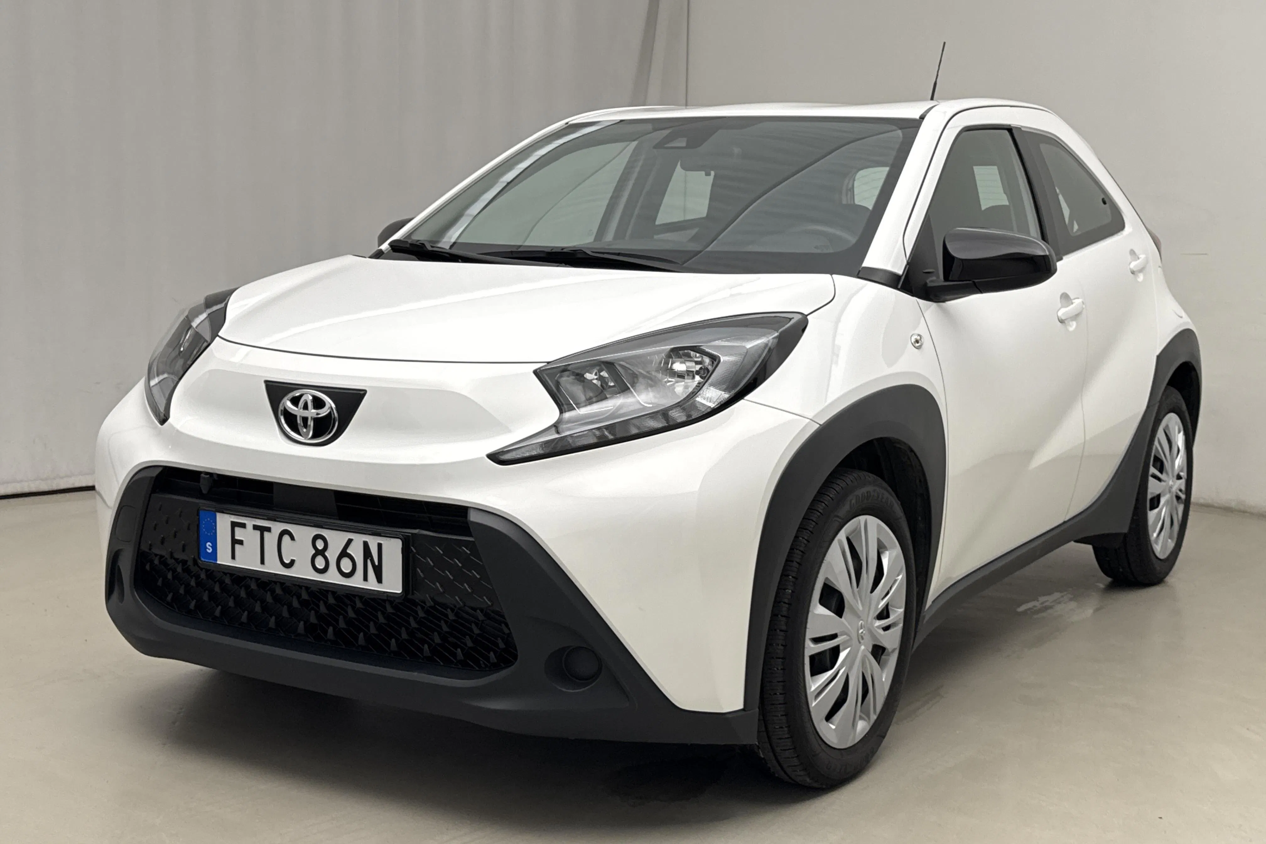 Presentationsfoto 1 av 17: Toyota Aygo X 1.0 5dr (72hk) - 3 068 mil - Manuell - vit - 2022