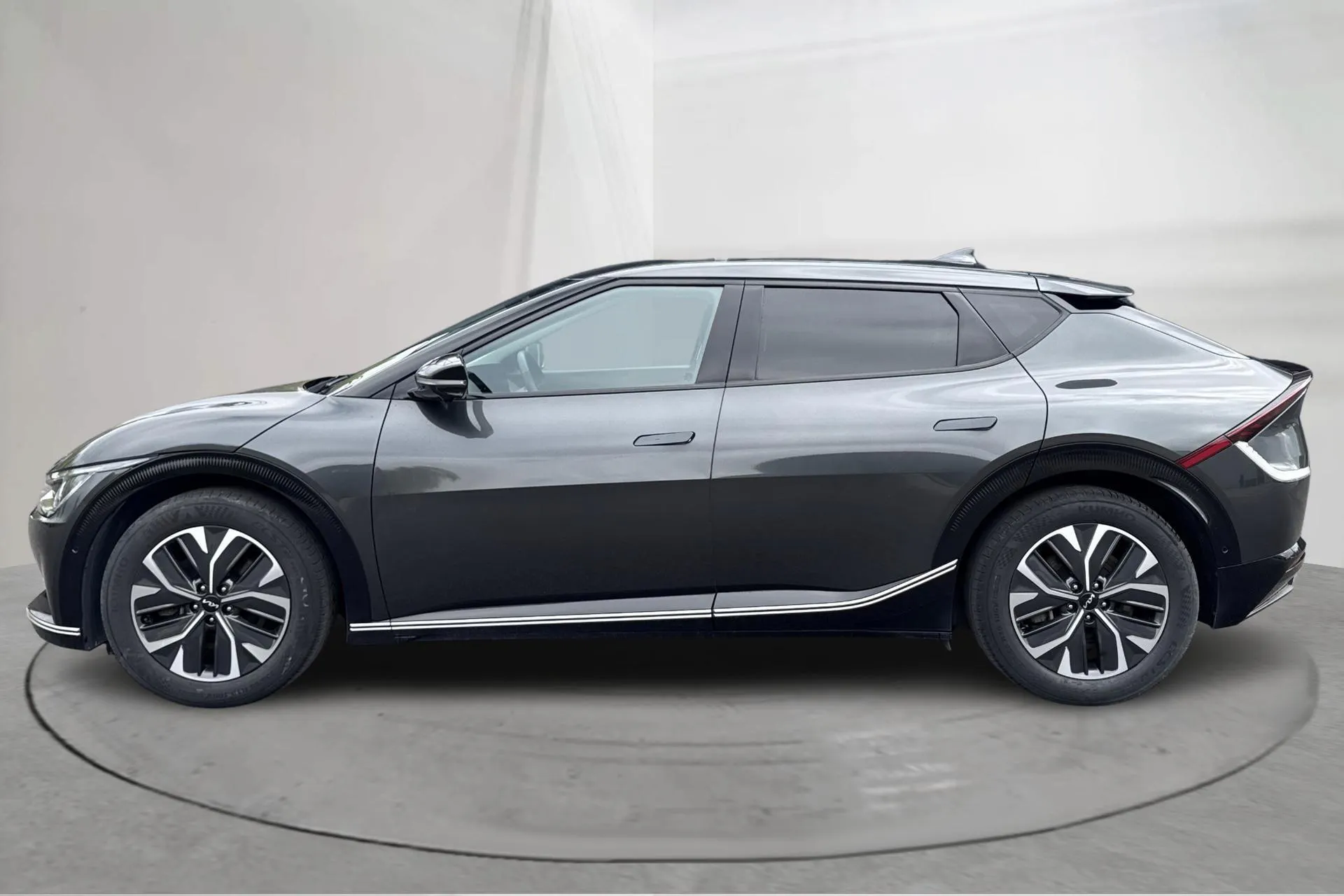 Presentationsfoto 2 av 19: KIA EV6 AWD (325hk) - 7 568 mil - Automat - grå - 2023
