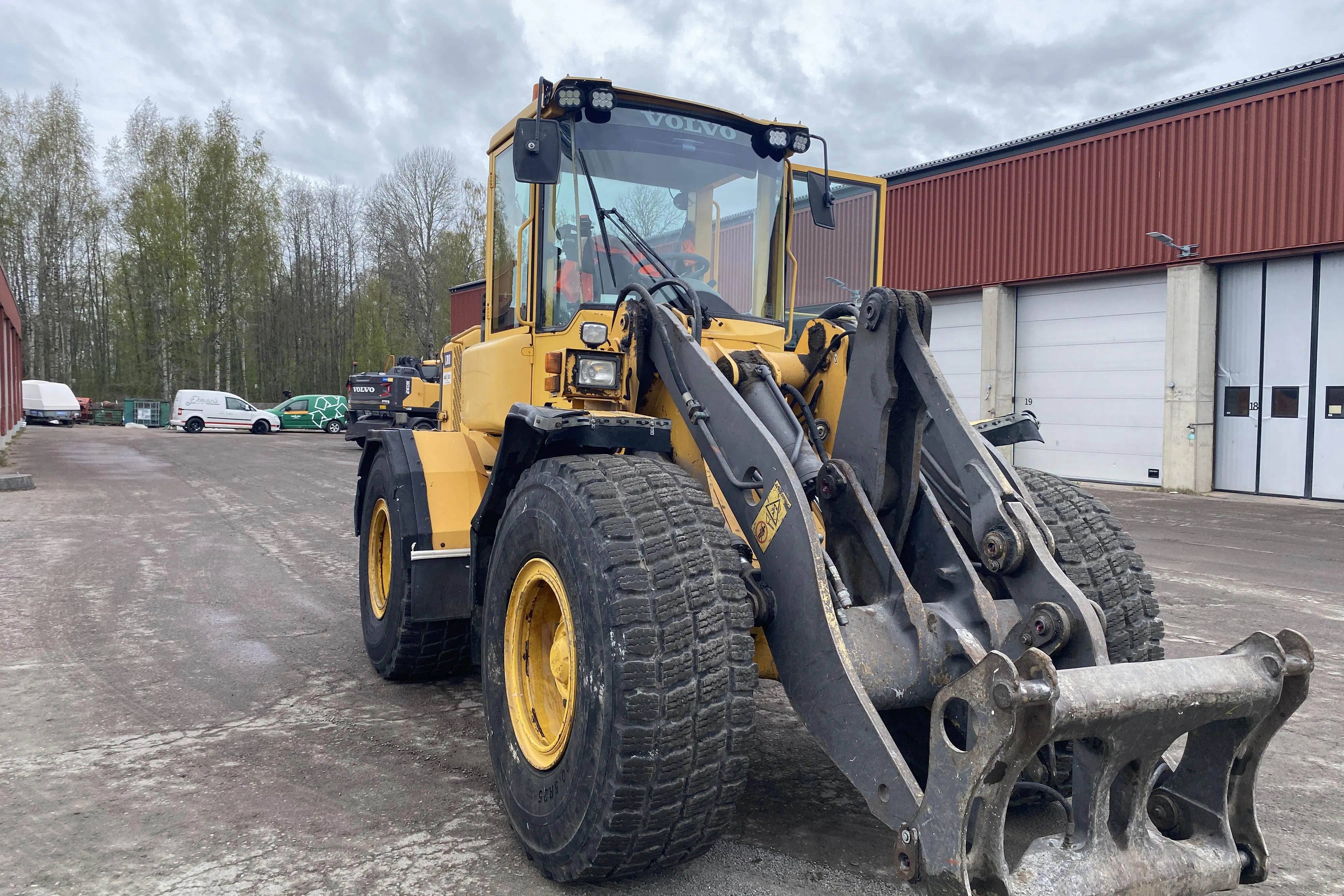Presentation photo 2 of 46: VOLVO L70D - 0 km - Automatic - yellow - 2002
