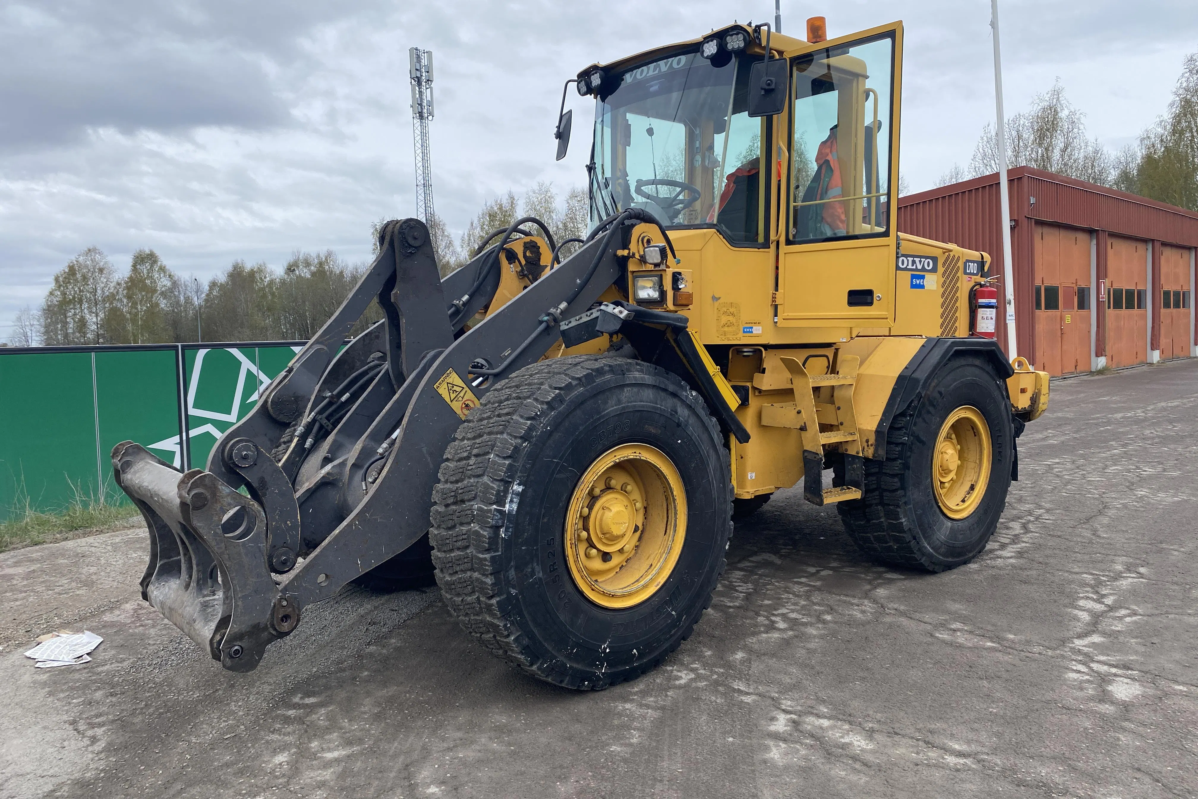 Presentation photo 1 of 46: VOLVO L70D - 0 km - Automatic - yellow - 2002