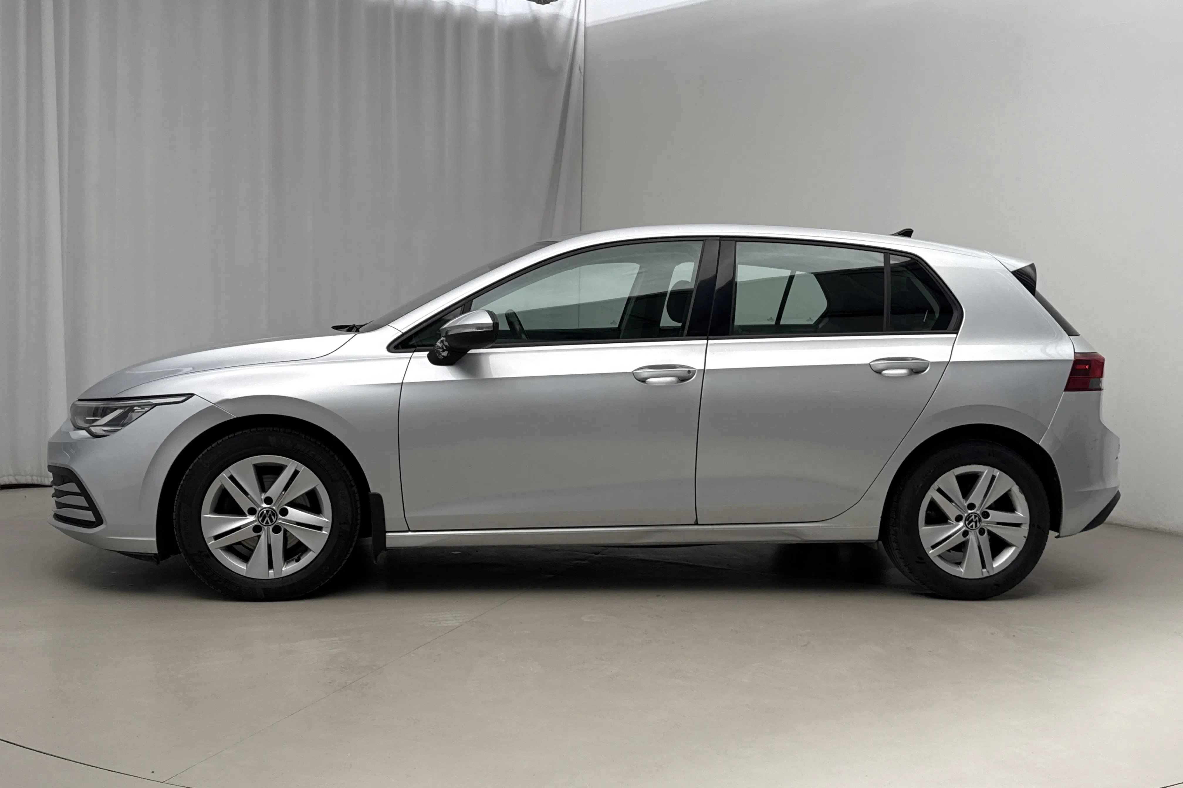 Presentationsfoto 2 av 18: VW Golf VIII TGI 5dr (130hk) - 21 955 mil - Automat - silver - 2021