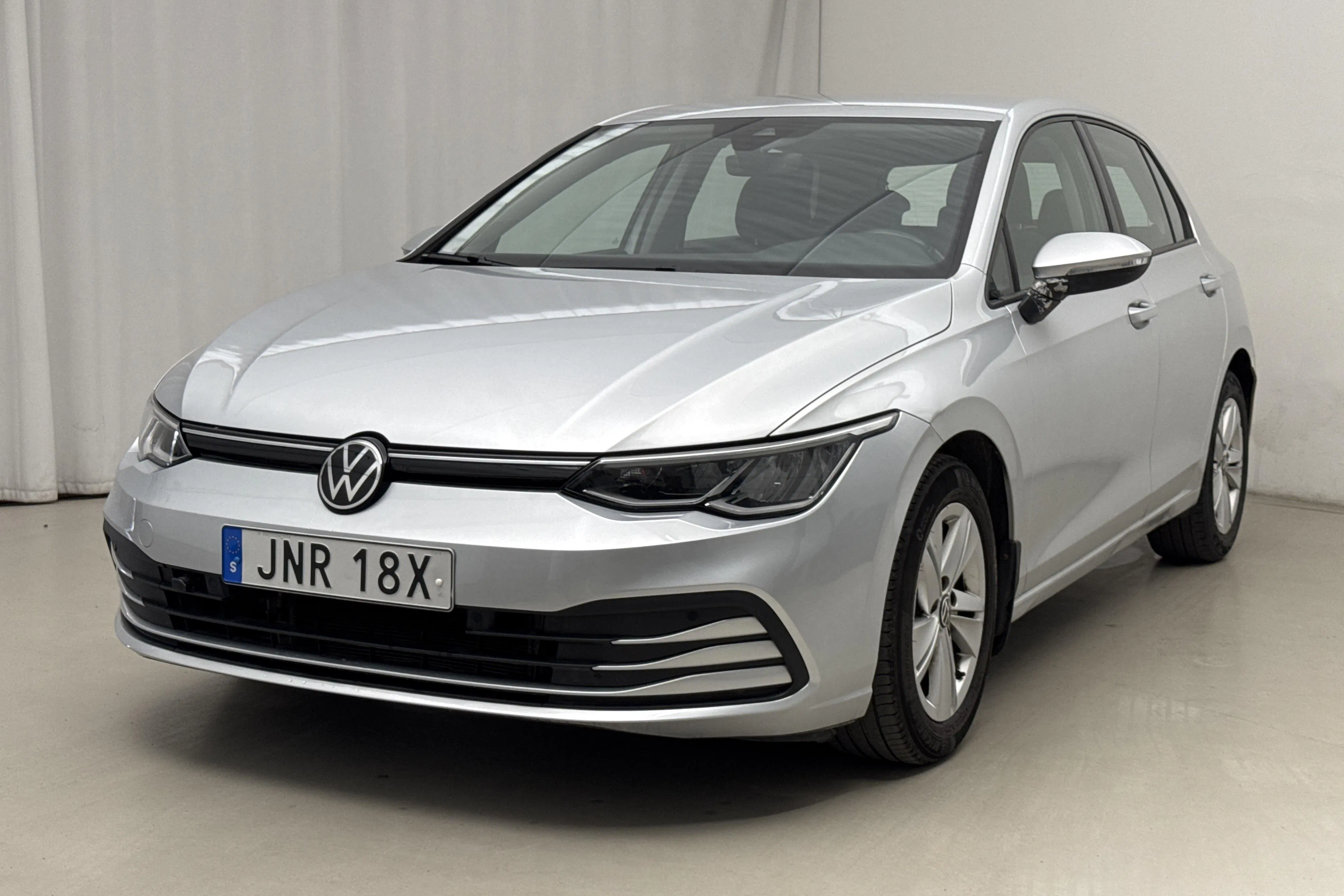 Presentationsfoto 1 av 18: VW Golf VIII TGI 5dr (130hk) - 21 955 mil - Automat - silver - 2021