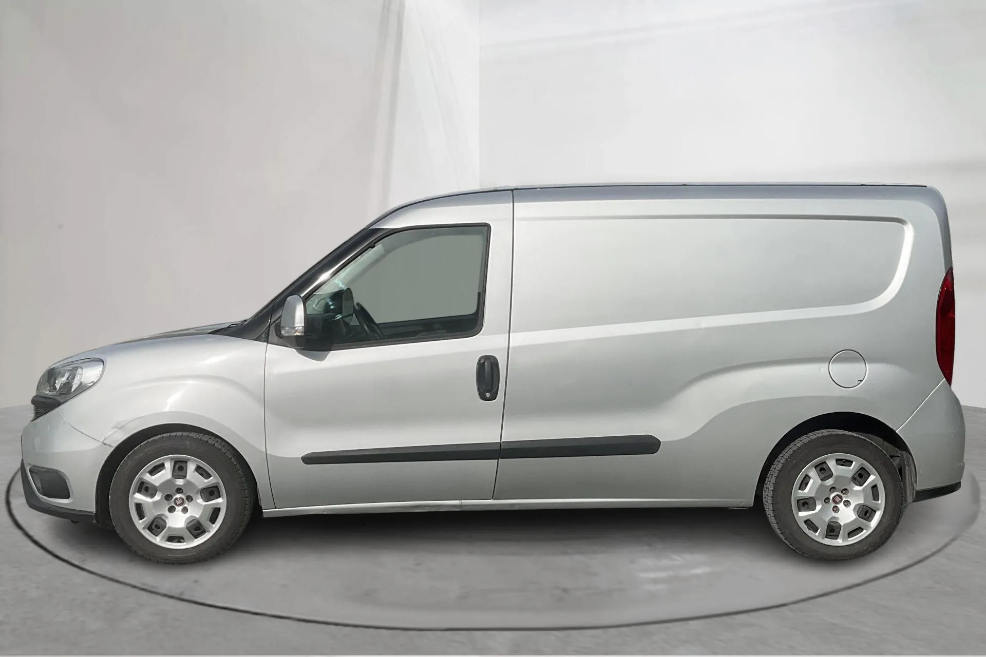 Presentationsfoto 2 av 13: Fiat Doblo Cargo 1.4T CNG (120hk) - 9 330 mil - Manuell - grå - 2016