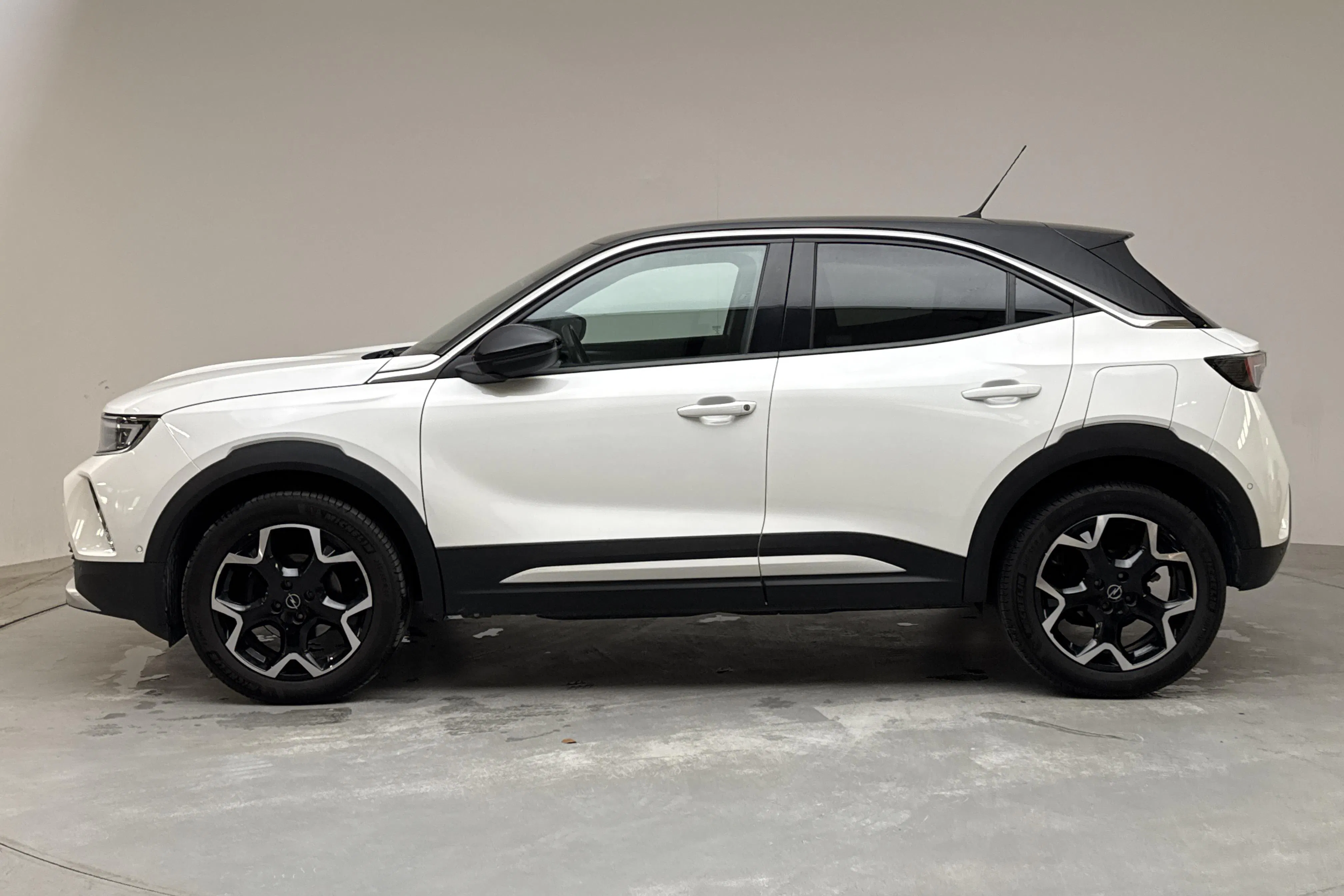 Presentationsfoto 2 av 14: Opel Mokka P130 (130hk) - 8 220 mil - Automat - vit - 2022