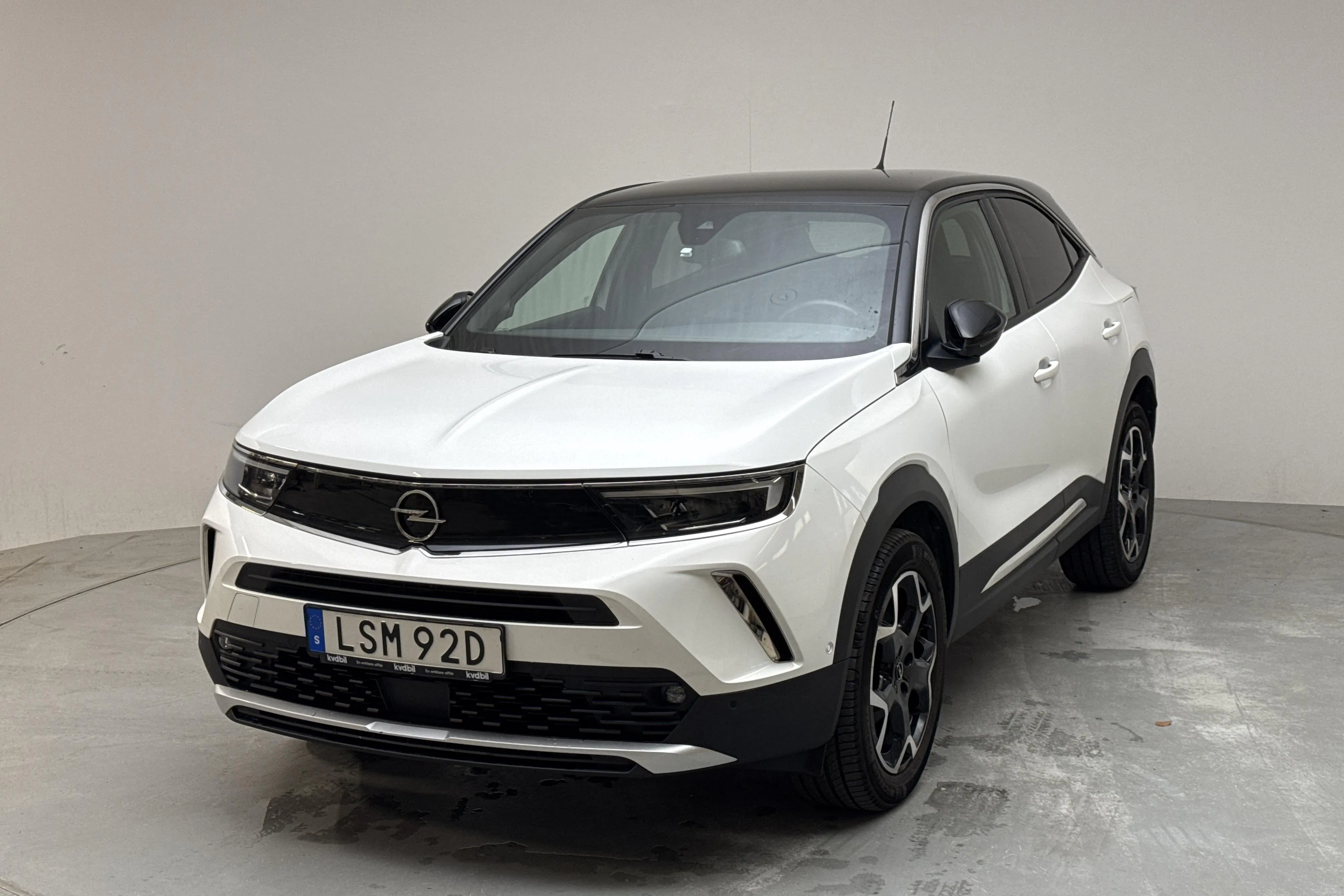Presentationsfoto 1 av 14: Opel Mokka P130 (130hk) - 8 220 mil - Automat - vit - 2022