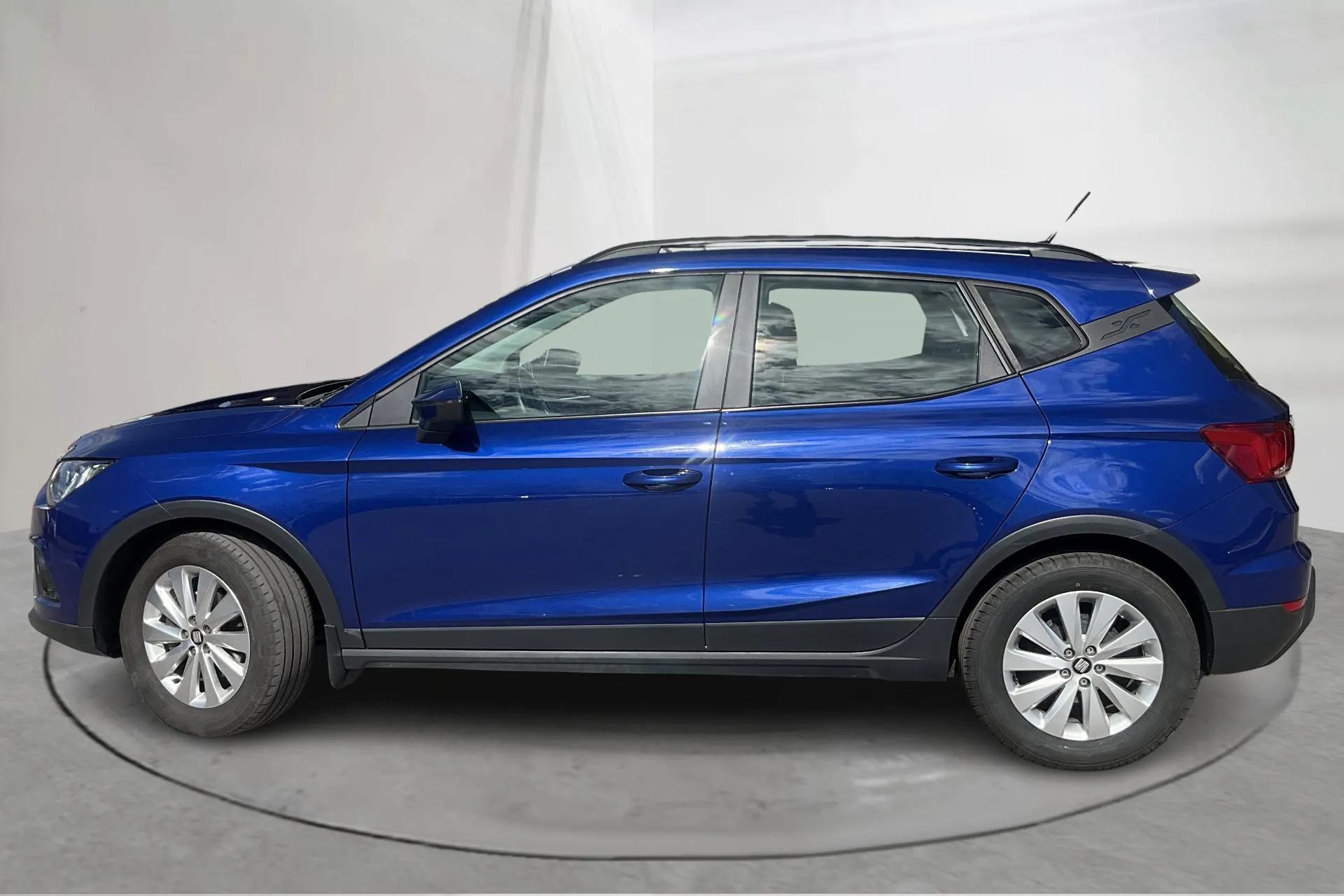 Presentationsfoto 2 av 13: Seat Arona 1.6 TDI 5dr (95hk) - 6 952 mil - Automat - blå - 2021