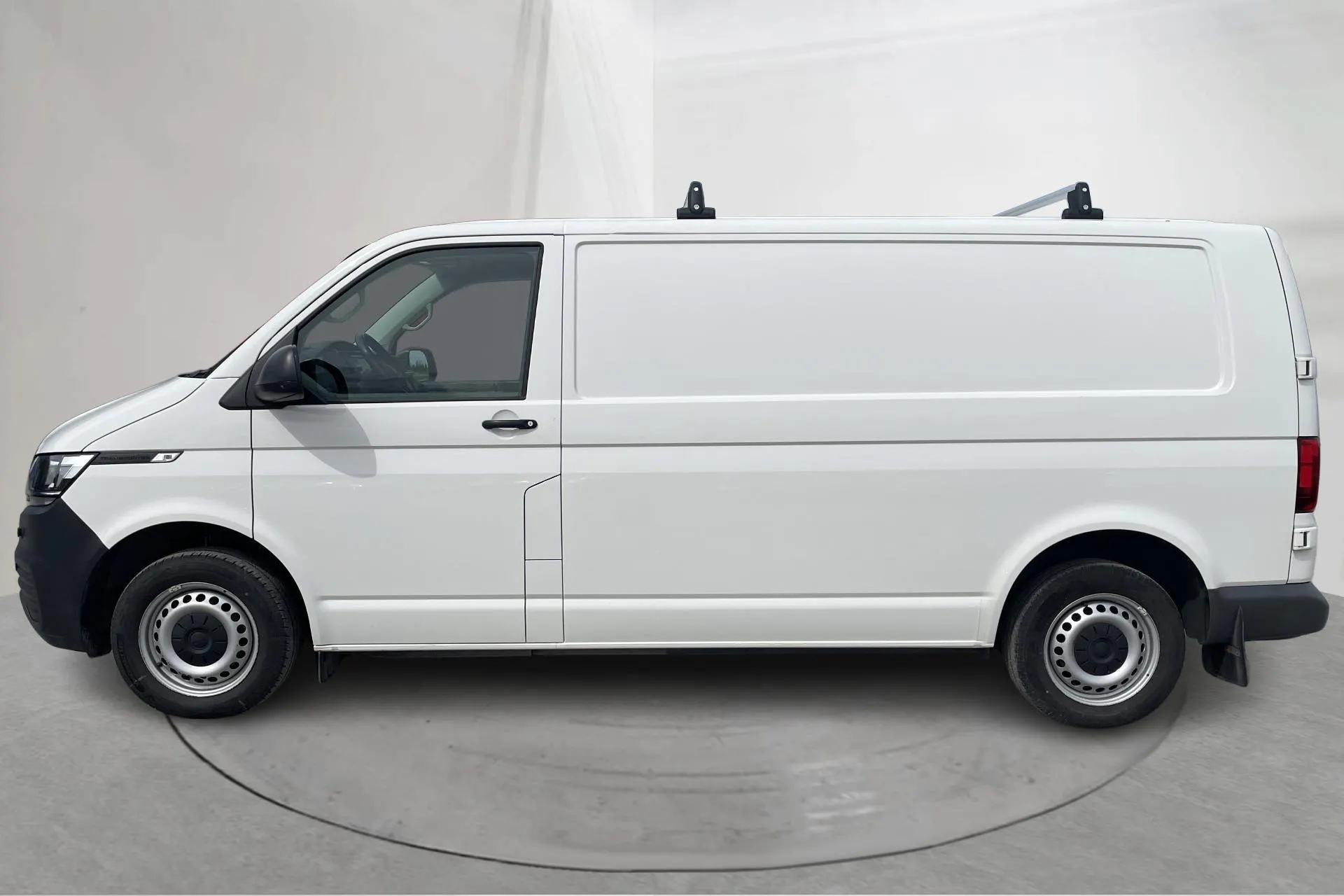 Presentationsfoto 2 av 21: VW Transporter T6 2.0 TDI BMT Skåp (150hk) - 6 235 mil - Automat - vit - 2021