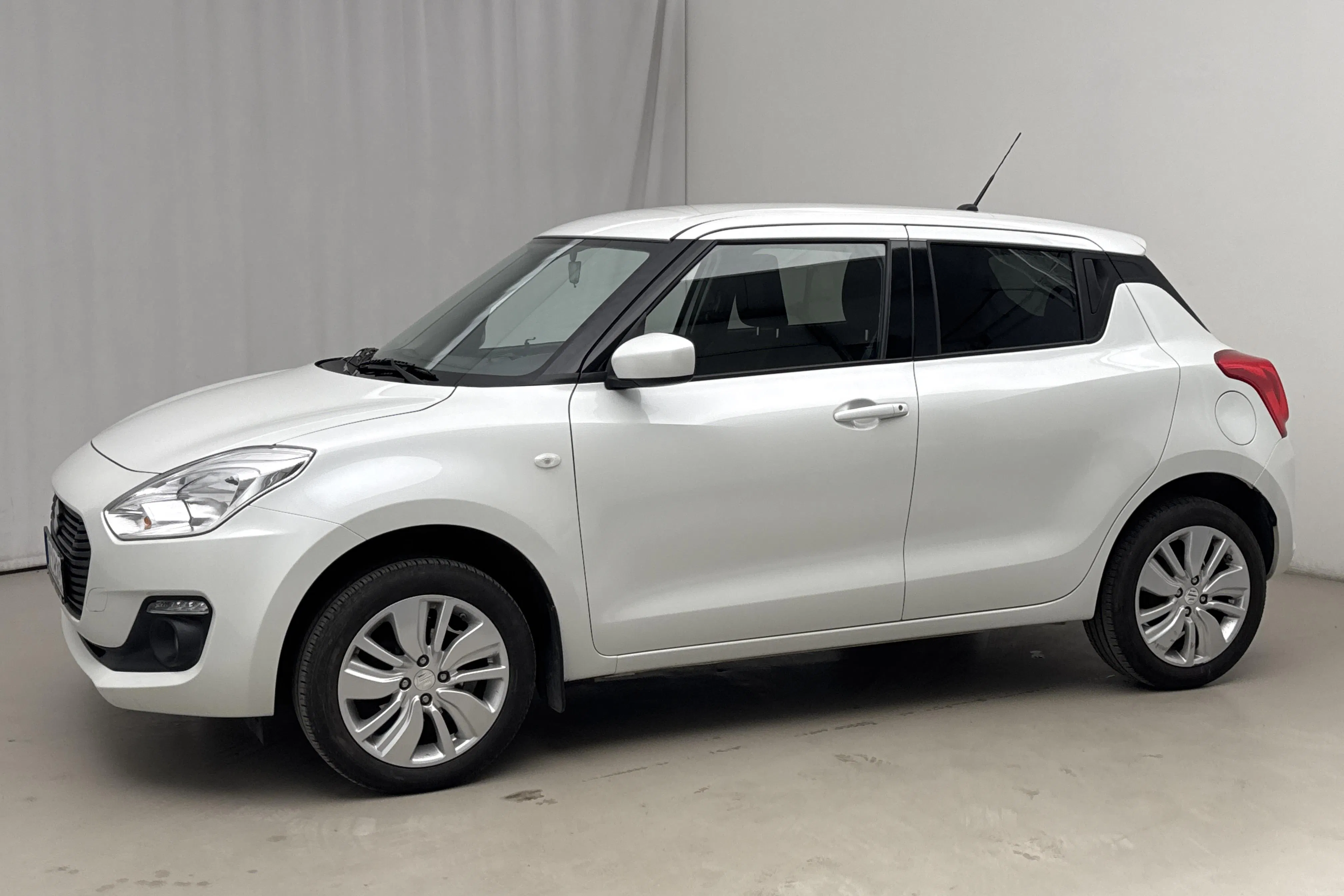 Presentation photo 2 of 15: Suzuki Swift 1.2 4x4 5dr (90hk) - 55 780 km - Manual - white - 2019