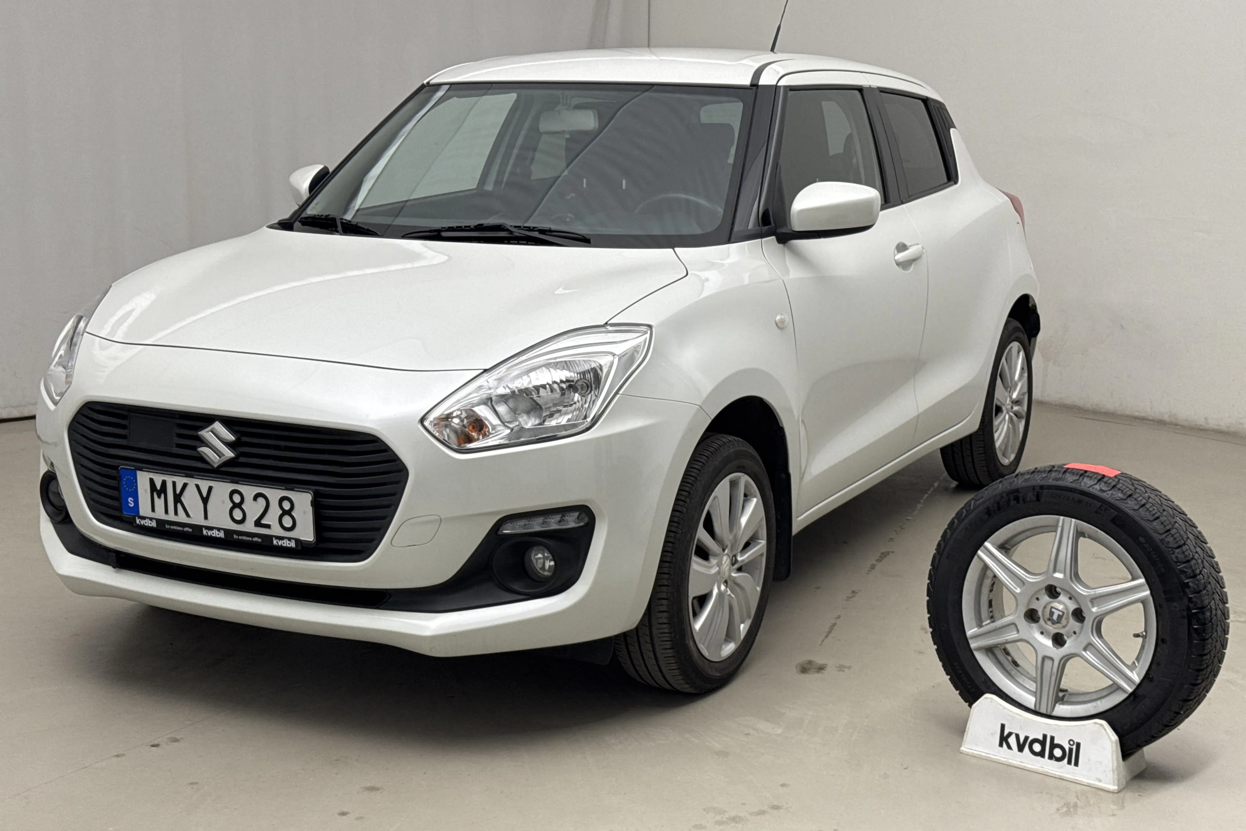 Presentation photo 1 of 15: Suzuki Swift 1.2 4x4 5dr (90hk) - 55 780 km - Manual - white - 2019