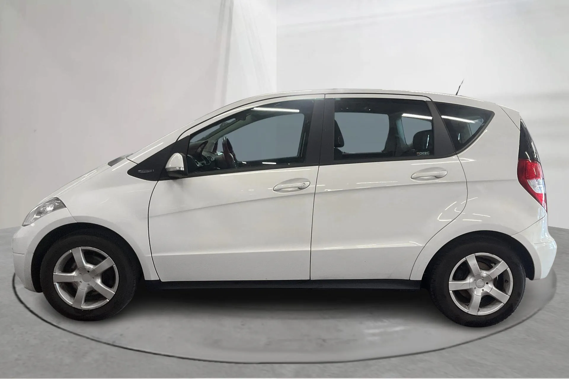 Presentationsfoto 2 av 13: Mercedes A 160 BlueEfficiency 5dr W169 (95hk) - 9 423 mil - Manuell - vit - 2012