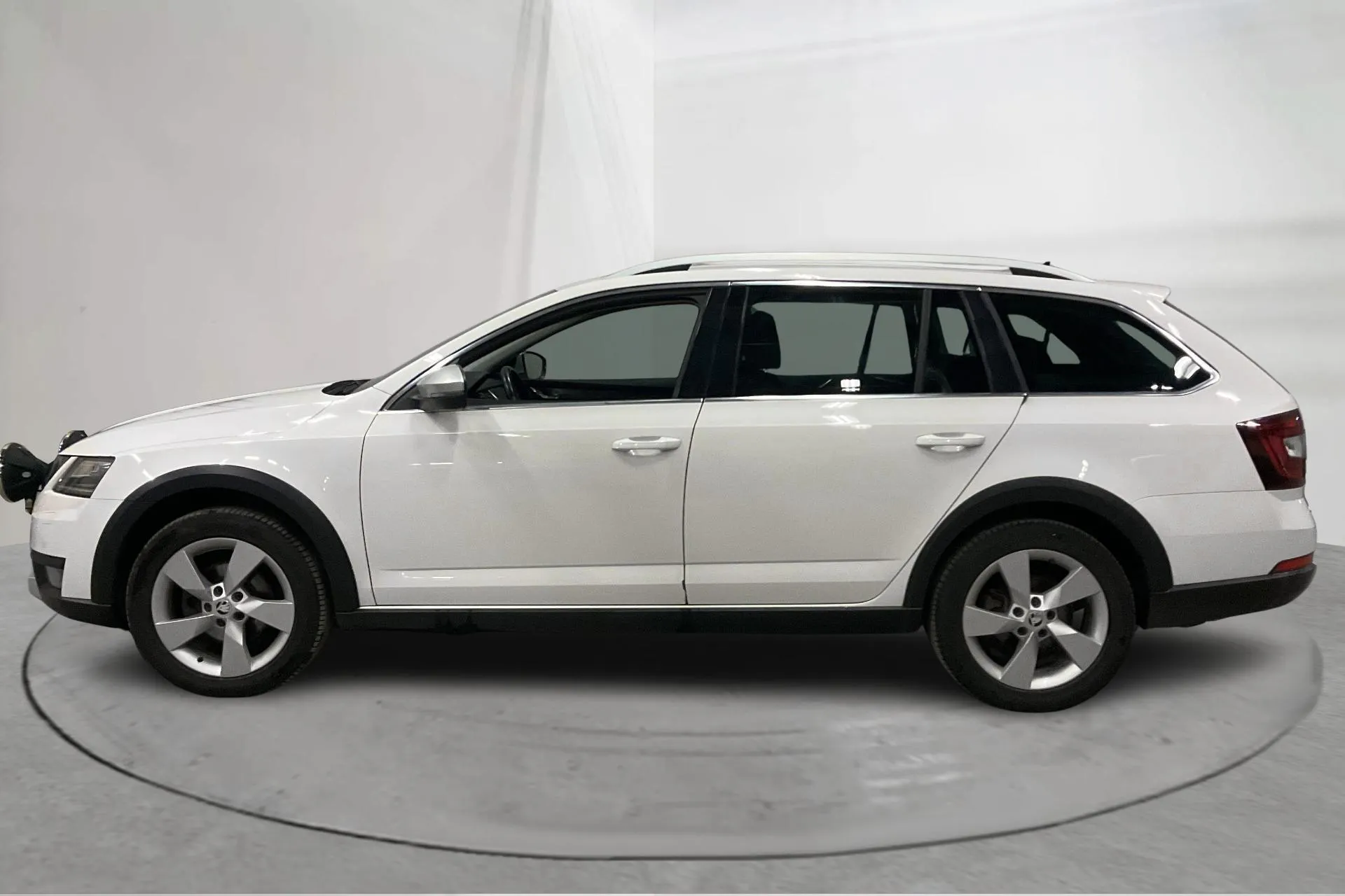 Presentation photo 2 of 18: Skoda Octavia Scout II 2.0 TDI 4X4 (150hk) - 177 940 km - Automatic - white - 2019