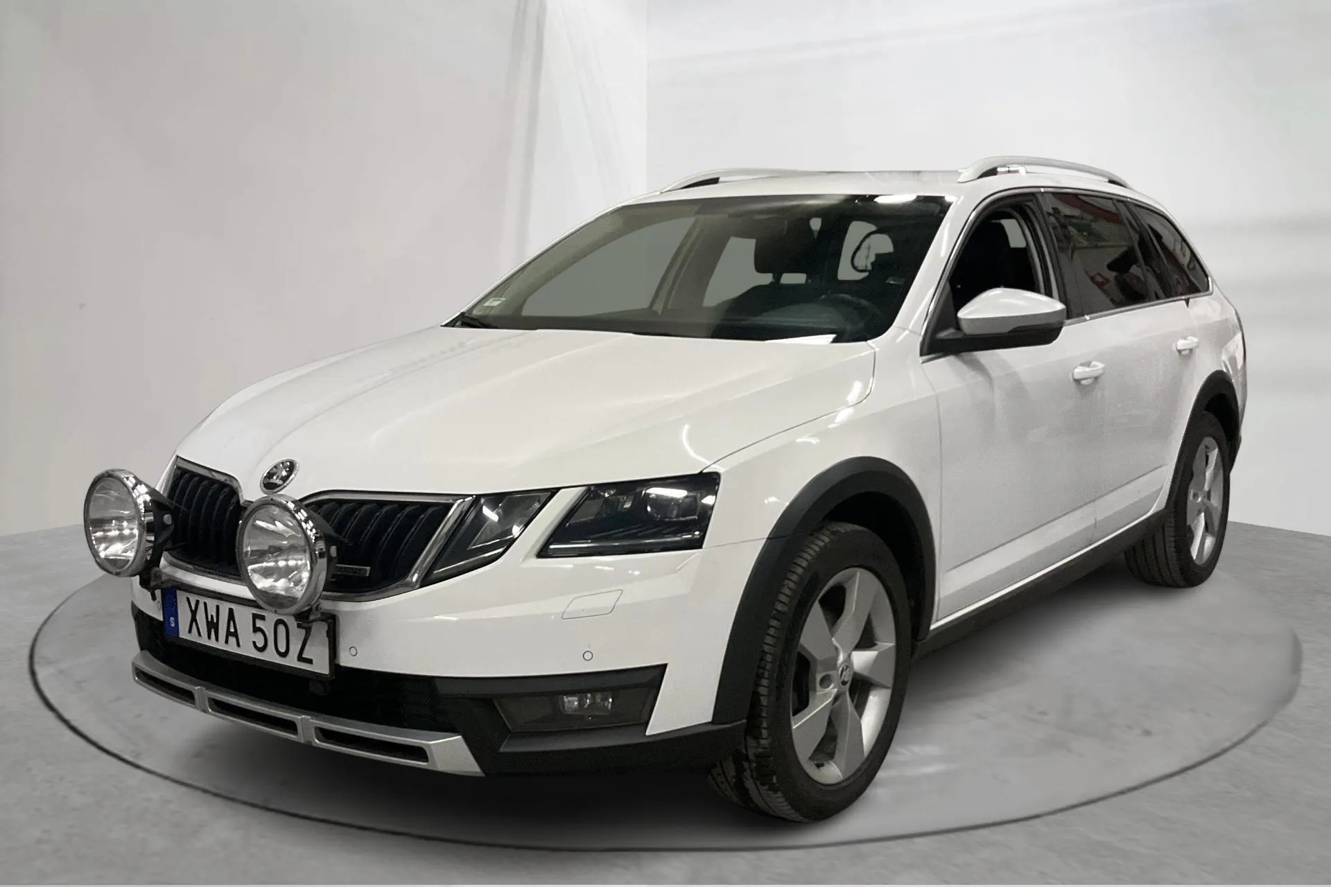 Presentation photo 1 of 18: Skoda Octavia Scout II 2.0 TDI 4X4 (150hk) - 177 940 km - Automatic - white - 2019