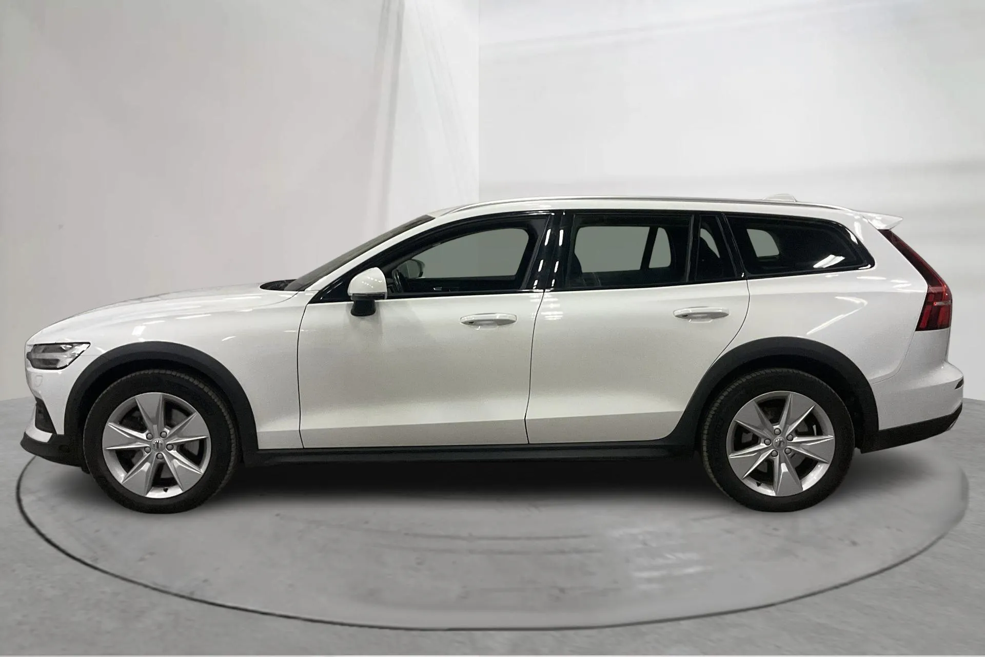 Præsentationsfoto 2 af 15: Volvo V60 B4 Cross Country AWD Mildhybrid, Diesel (197hk) - 251 820 kilometer - Salgsautomat - Hvid - 2021