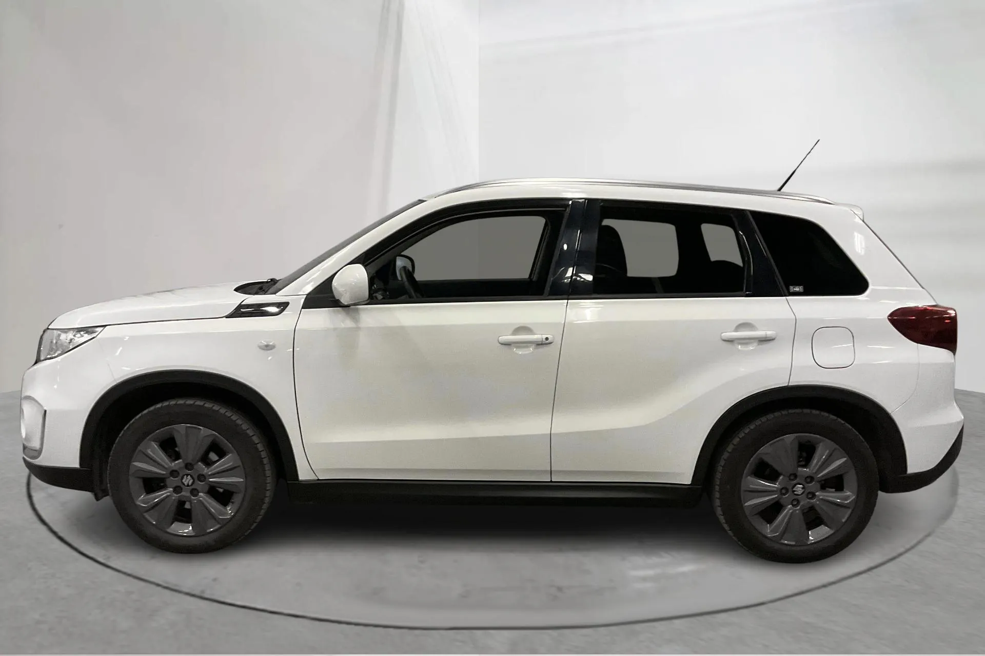 Presentationsfoto 2 av 17: Suzuki Vitara 1.4T Boosterjet Allgrip 4x4 (140hk) - 4 288 mil - Automat - vit - 2019