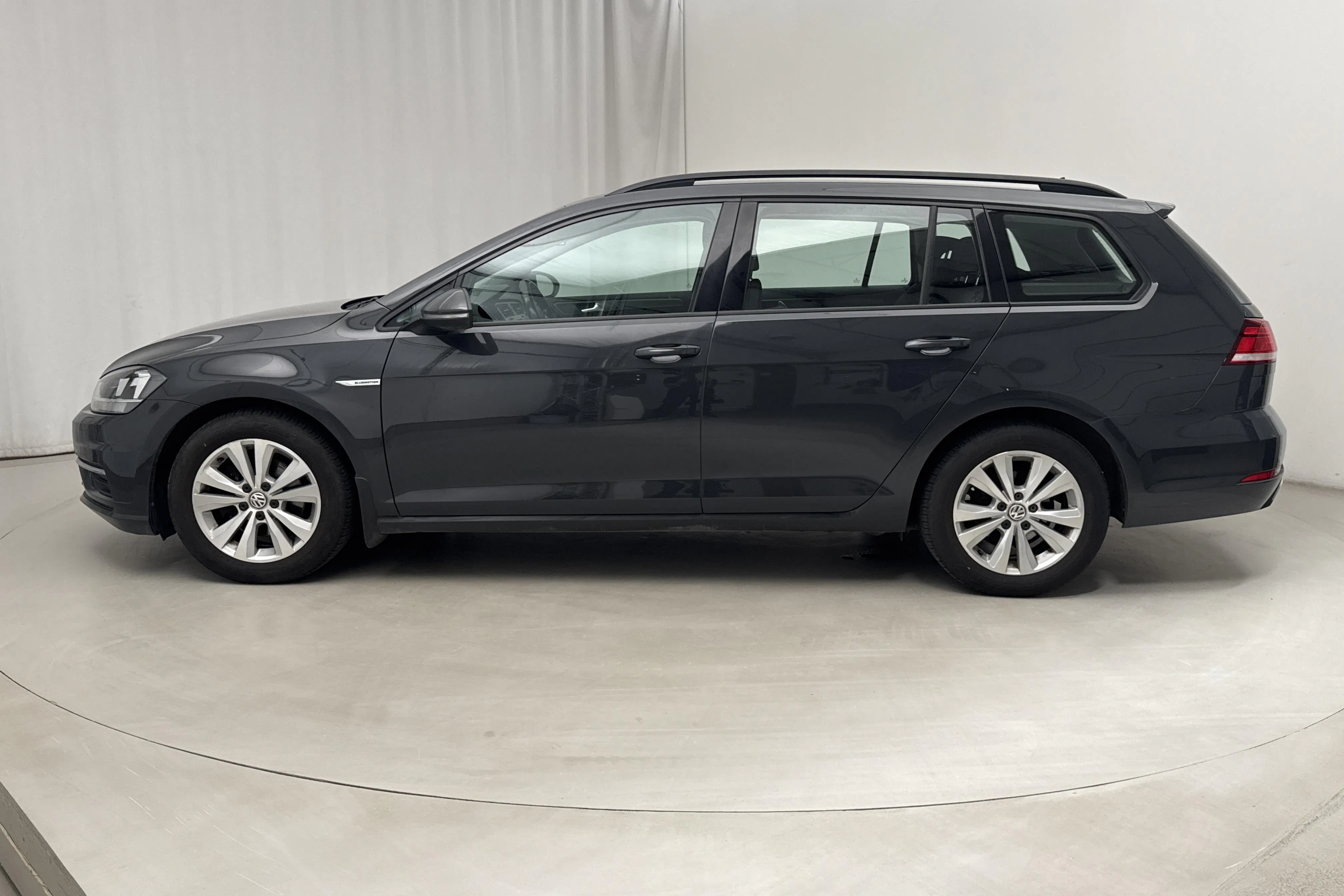 Presentationsfoto 2 av 17: VW Golf VII 1.4 TGI BlueMotion Sportscombi (110hk) - 12 155 mil - Automat - Mörkgrå - 2018