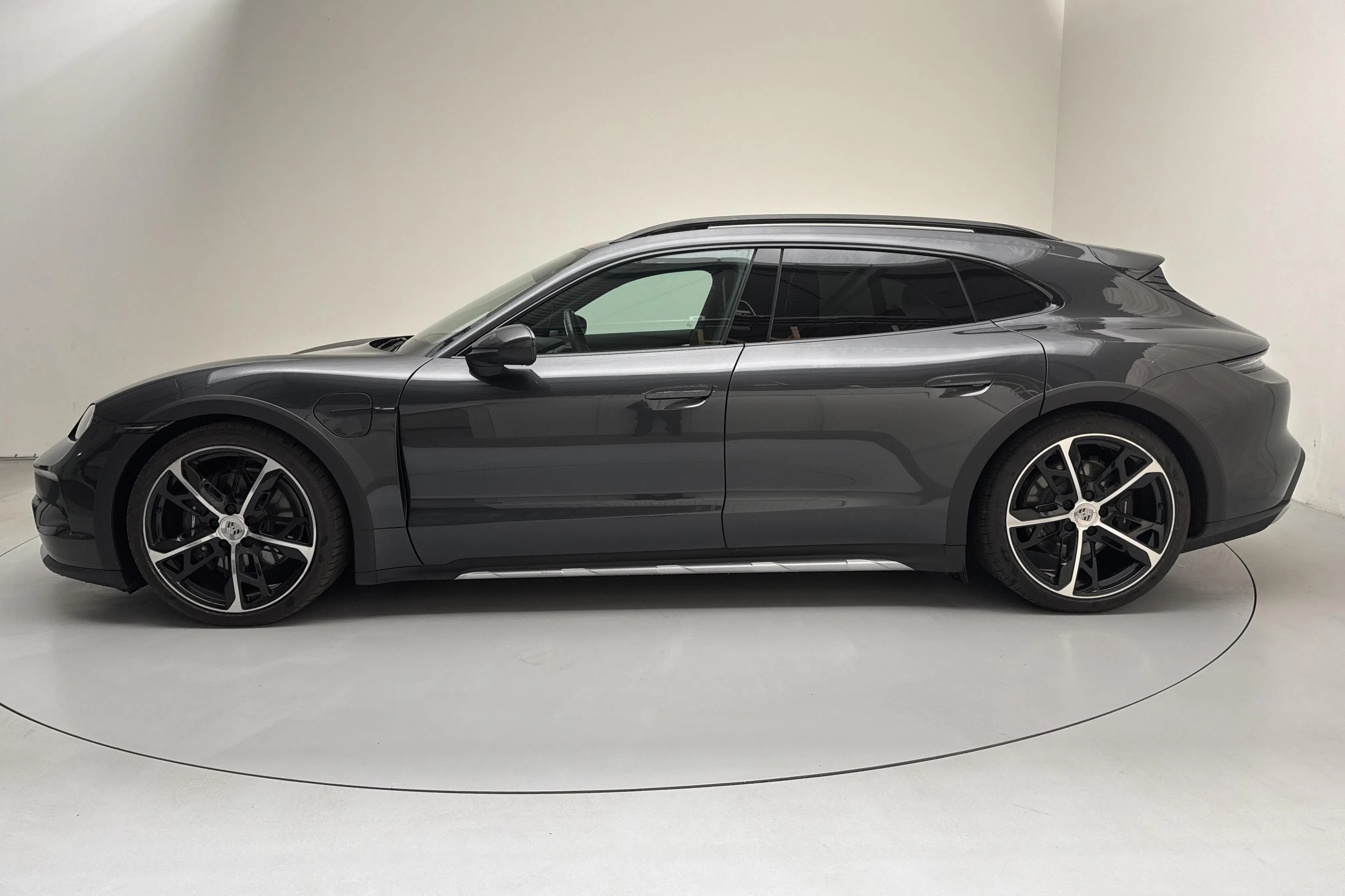 Presentationsfoto 2 av 19: Porsche Taycan 4 Cross Turismo (435hk) - 1 995 mil - Automat - Dark Grey - 2025