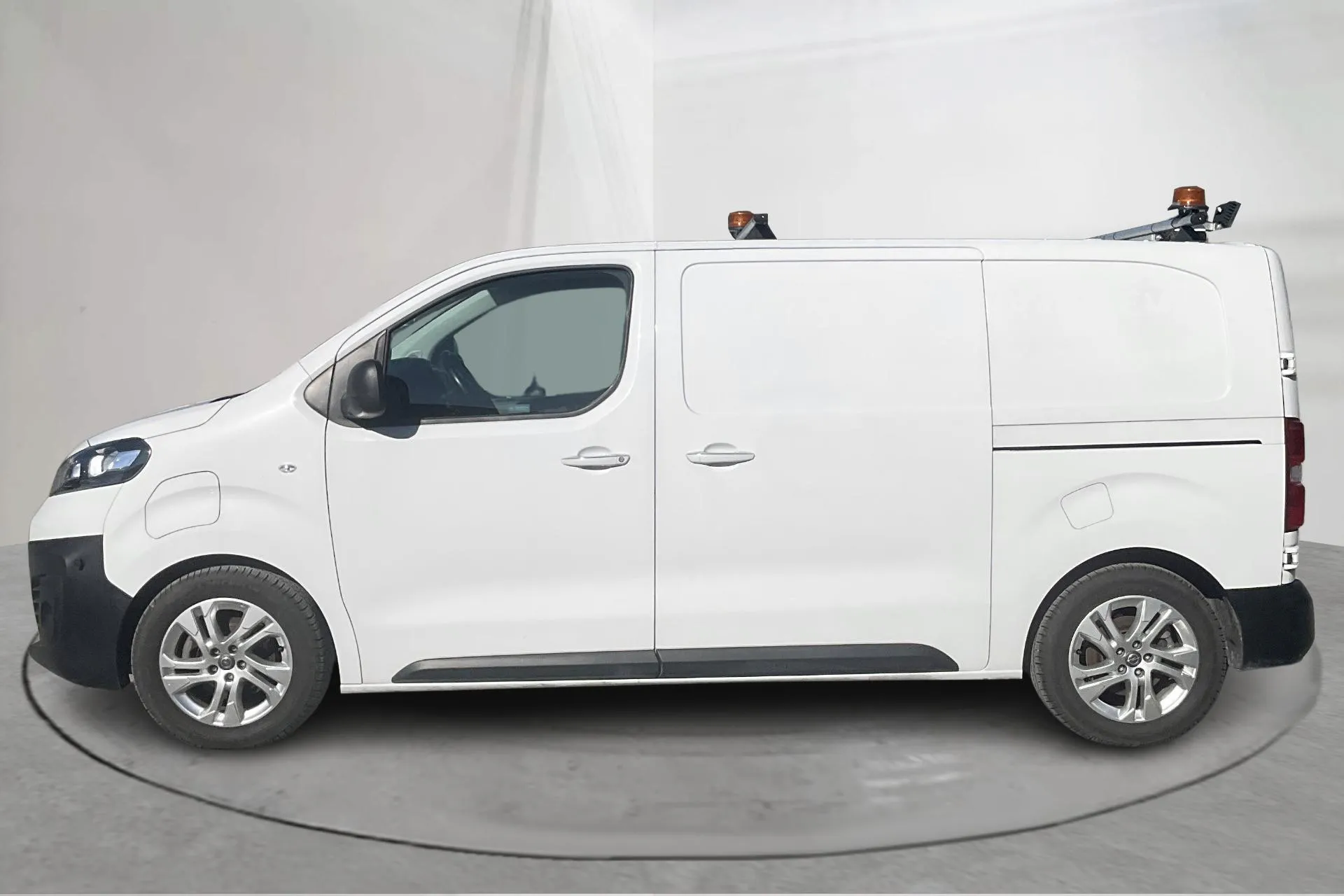 Presentationsfoto 2 av 15: Opel E-Vivaro 75kWh (136hk) - 1 693 mil - Automat - vit - 2022