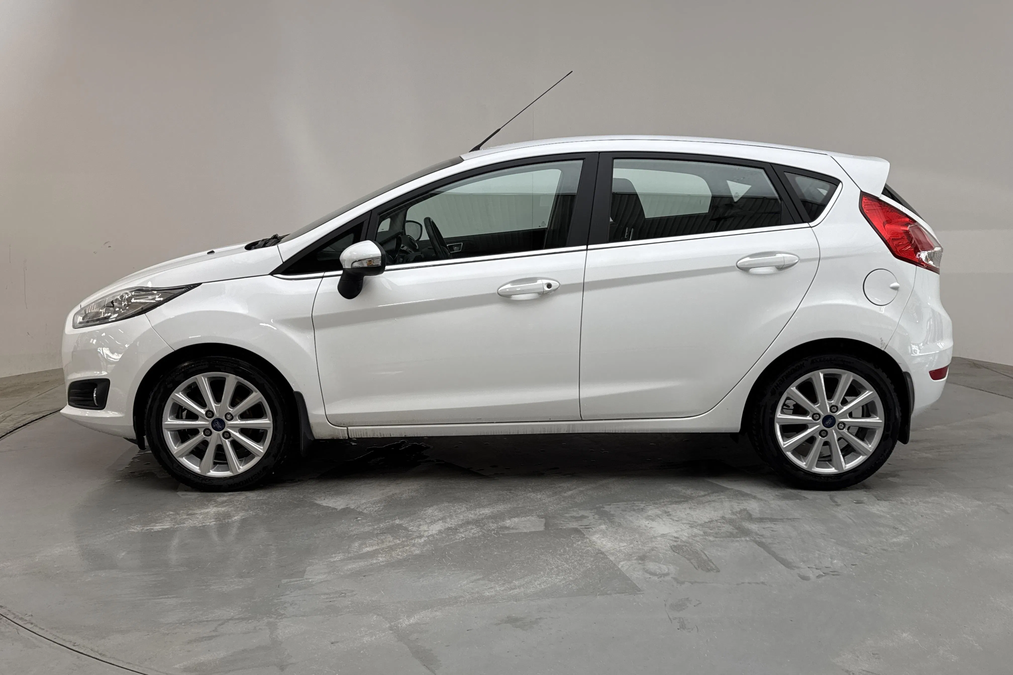 Presentationsfoto 2 av 13: Ford Fiesta 1.0T EcoBoost 5dr (100hk) - 6 981 mil - Automat - vit - 2015
