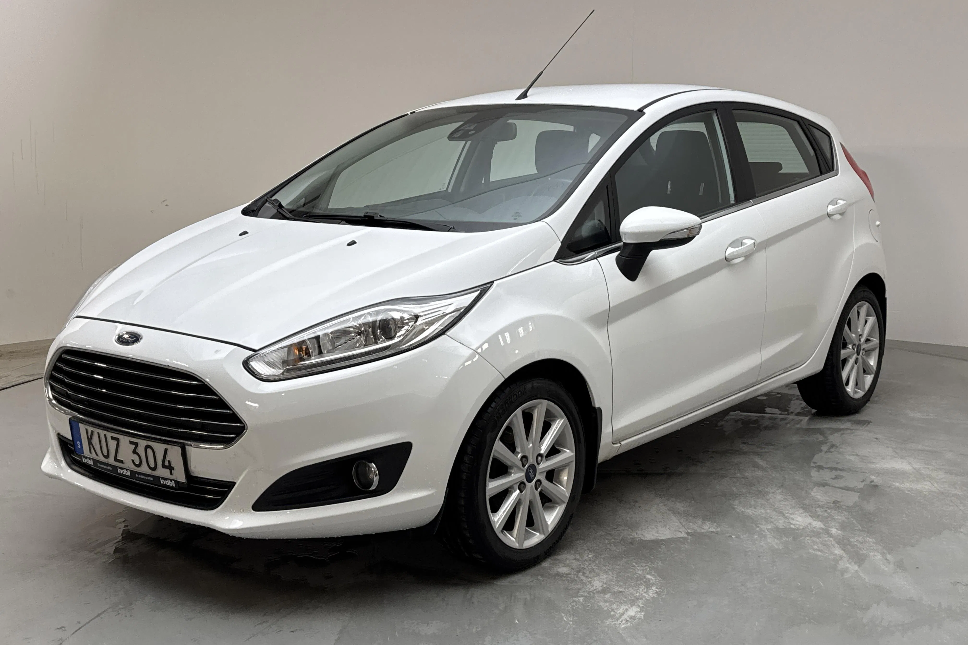Presentationsfoto 1 av 13: Ford Fiesta 1.0T EcoBoost 5dr (100hk) - 6 981 mil - Automat - vit - 2015