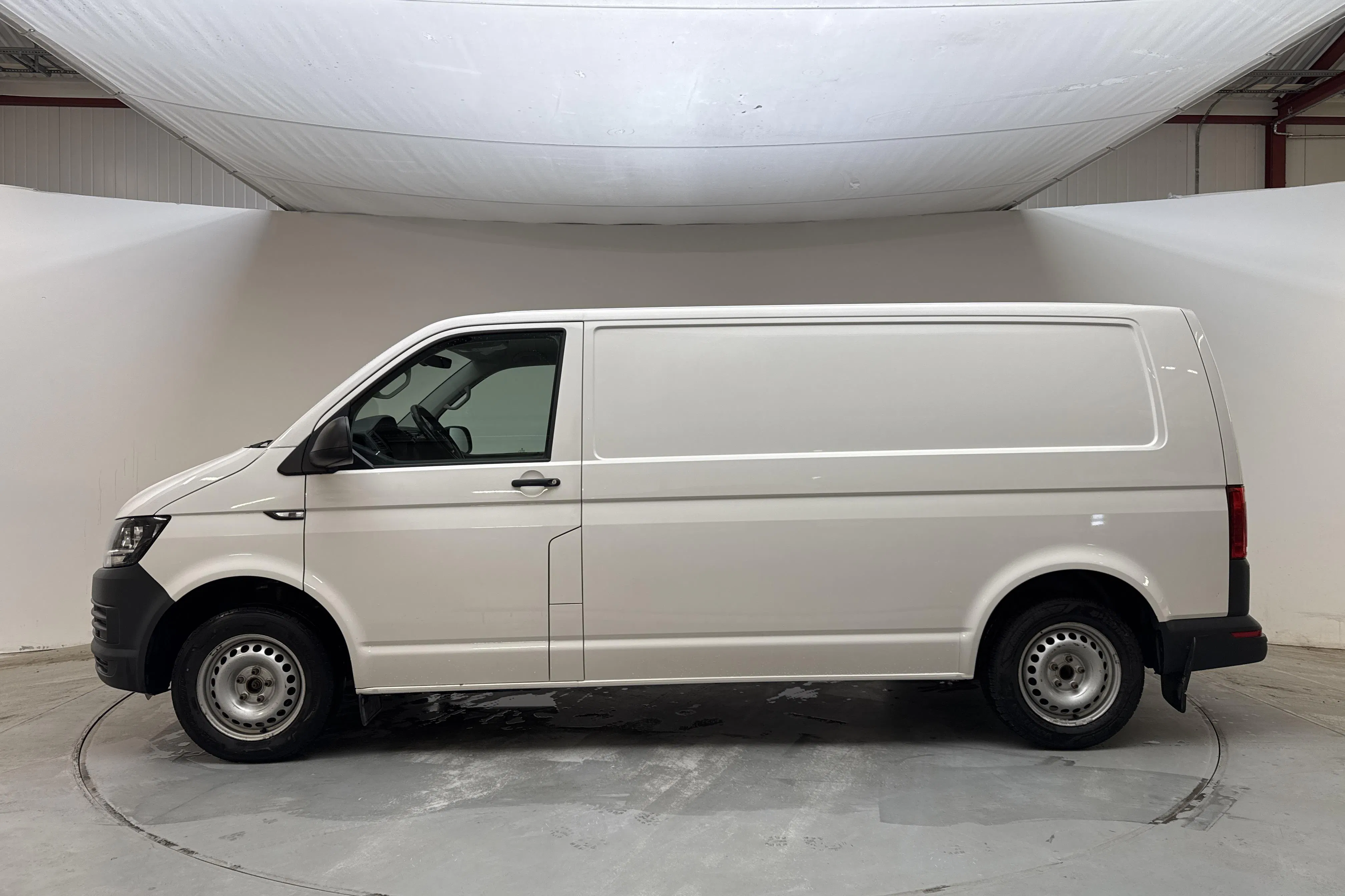 Presentationsfoto 2 av 12: VW Transporter T6 2.0 TDI BMT Skåp (150hk) - 20 292 mil - Automat - vit - 2018