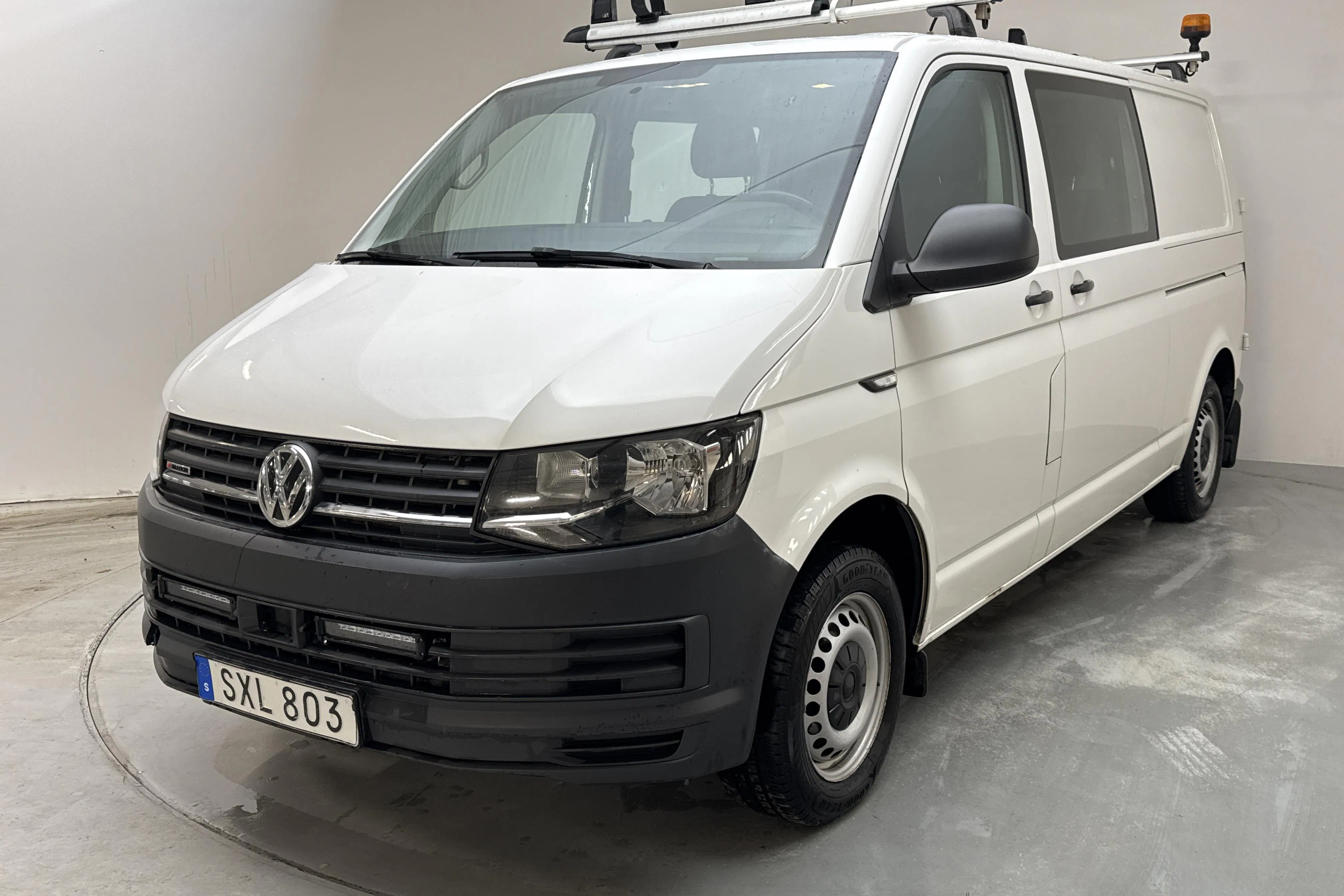 Presentationsfoto 1 av 11: VW Transporter Kombi T6 2.0 TDI BMT 4MOTION (150hk) - 20 121 mil - Manuell - vit - 2018