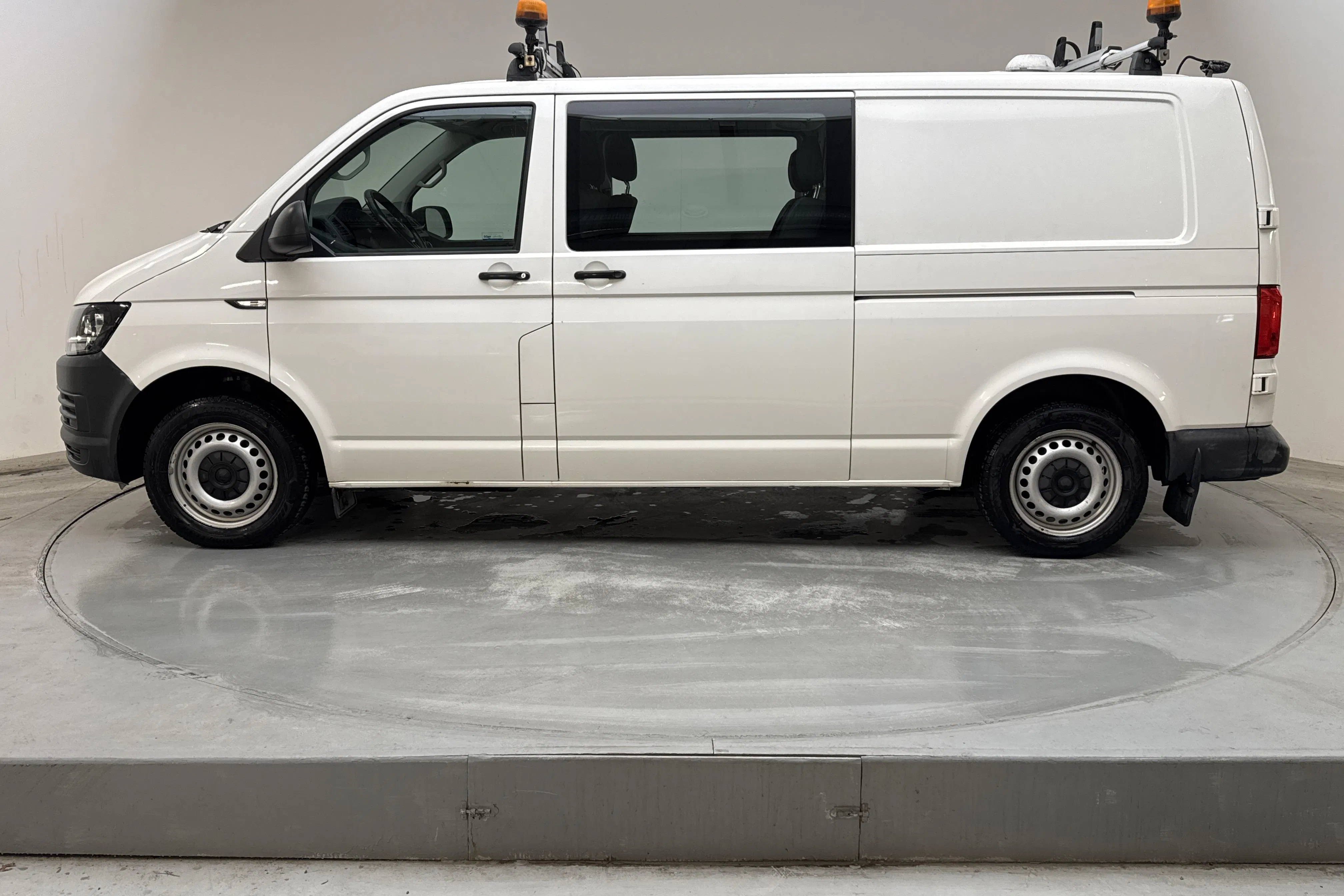 Presentationsfoto 2 av 11: VW Transporter Kombi T6 2.0 TDI BMT 4MOTION (150hk) - 20 121 mil - Manuell - vit - 2018