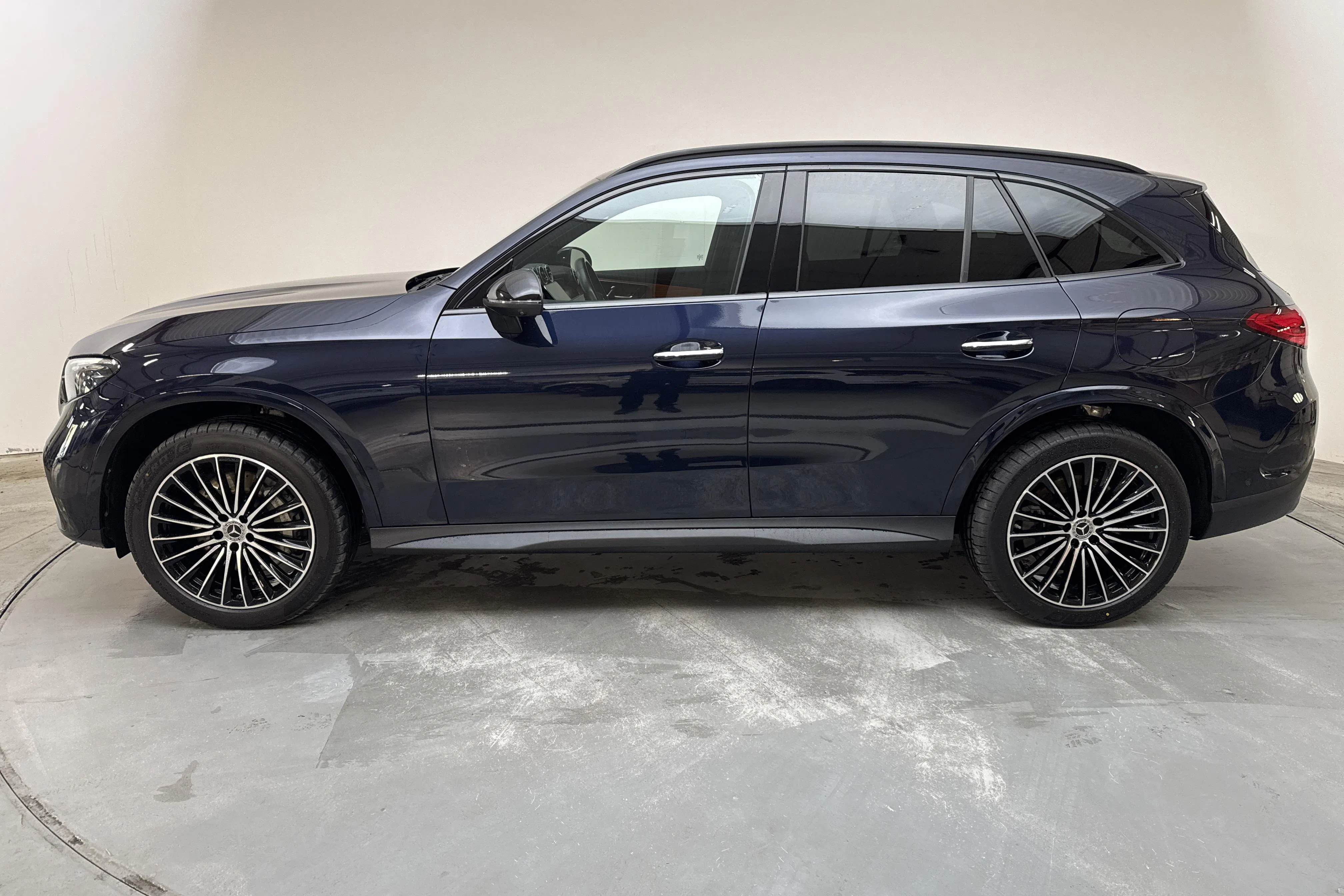 Presentationsfoto 2 av 19: Mercedes GLC 300 e 4MATIC X254 (313hk) - 4 590 mil - Automat - Dark Blue - 2024