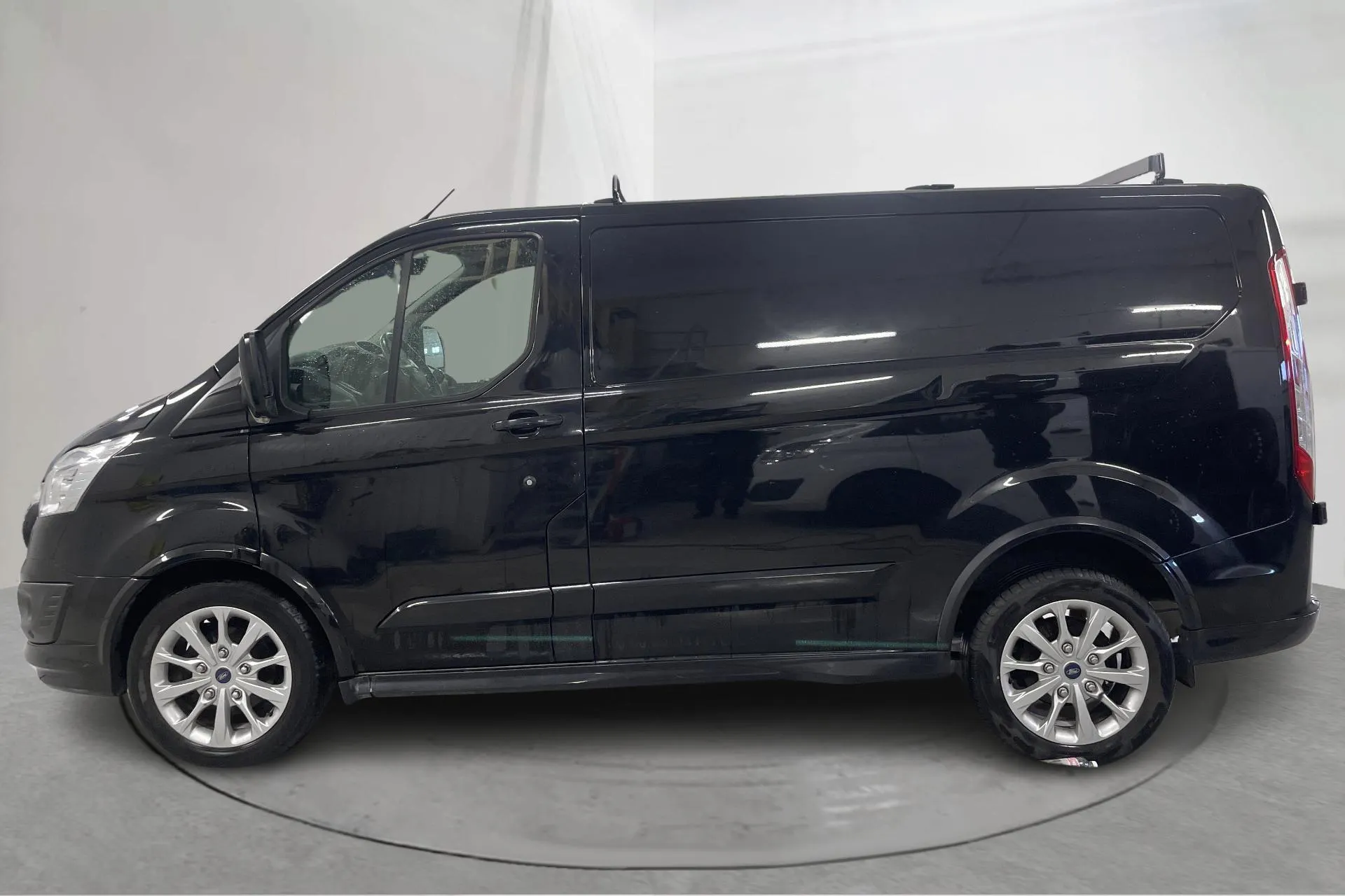 Presentationsfoto 2 av 16: Ford Transit Custom 290 SportVan (155hk) - 18 318 mil - Manuell - svart - 2013