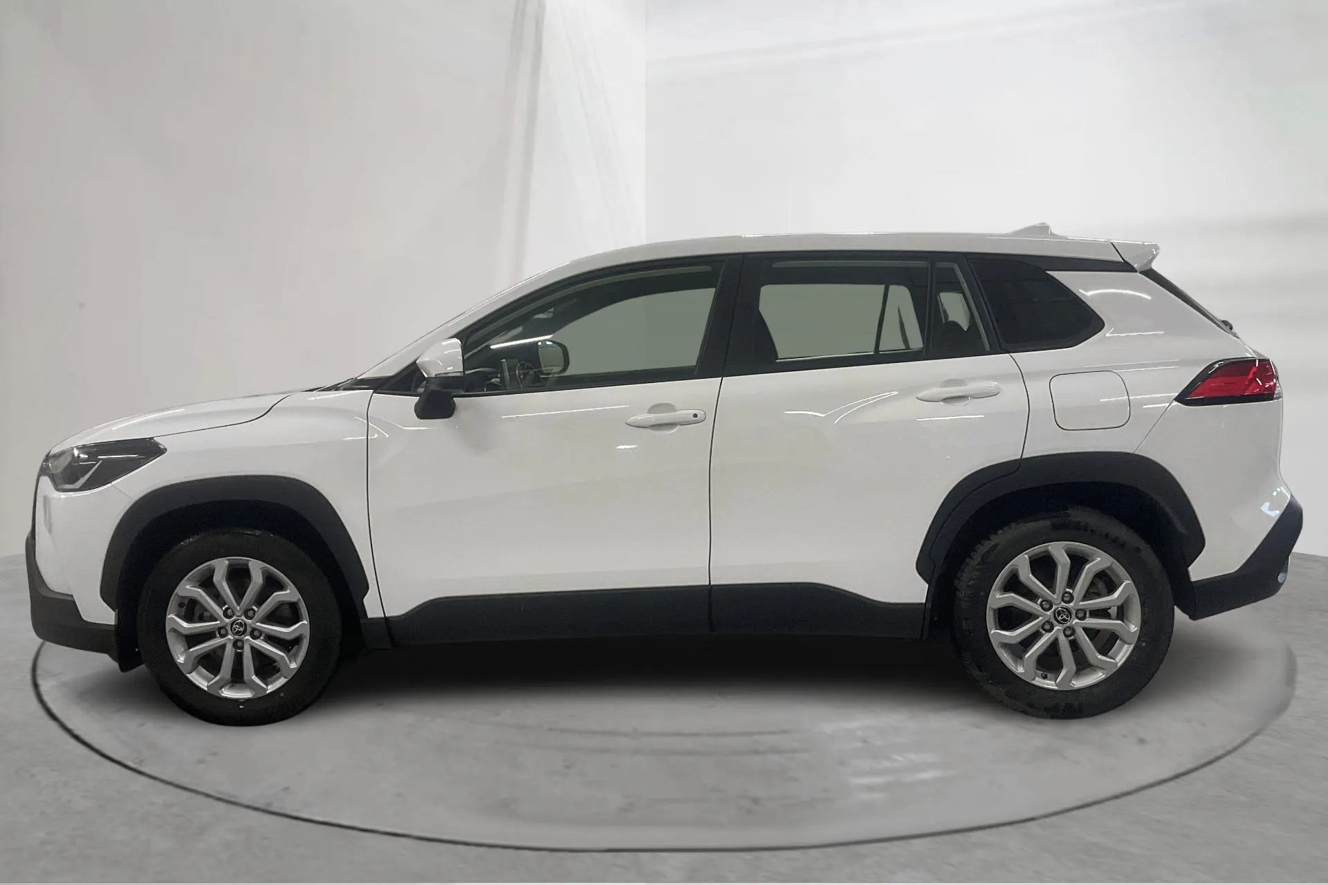 Presentationsfoto 2 av 17: Toyota Corolla Cross 2.0 AWD-i Elhybrid (197hk) - 7 084 mil - Automat - vit - 2023