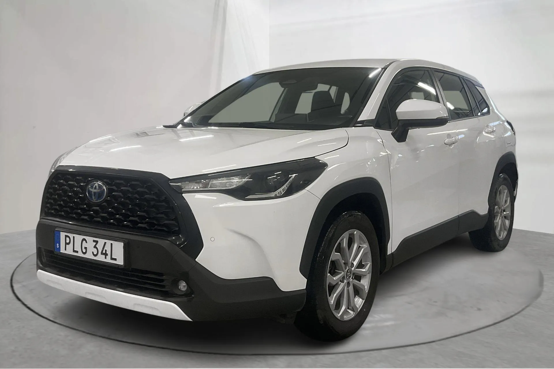 Presentationsfoto 1 av 17: Toyota Corolla Cross 2.0 AWD-i Elhybrid (197hk) - 7 084 mil - Automat - vit - 2023