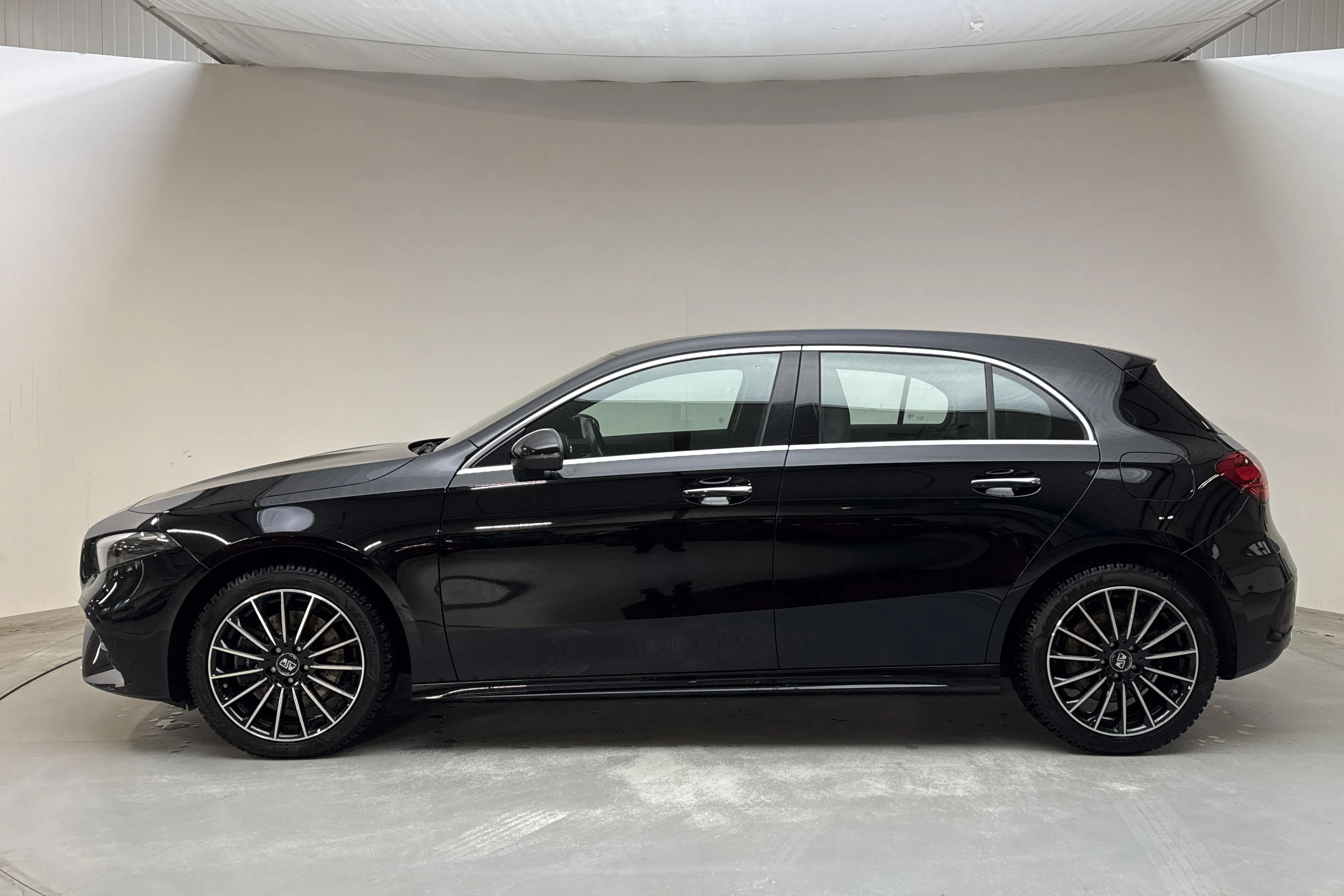 Presentationsfoto 2 av 16: Mercedes A 250 e 5dr W177 (218hk) - 8 105 mil - Automat - svart - 2023
