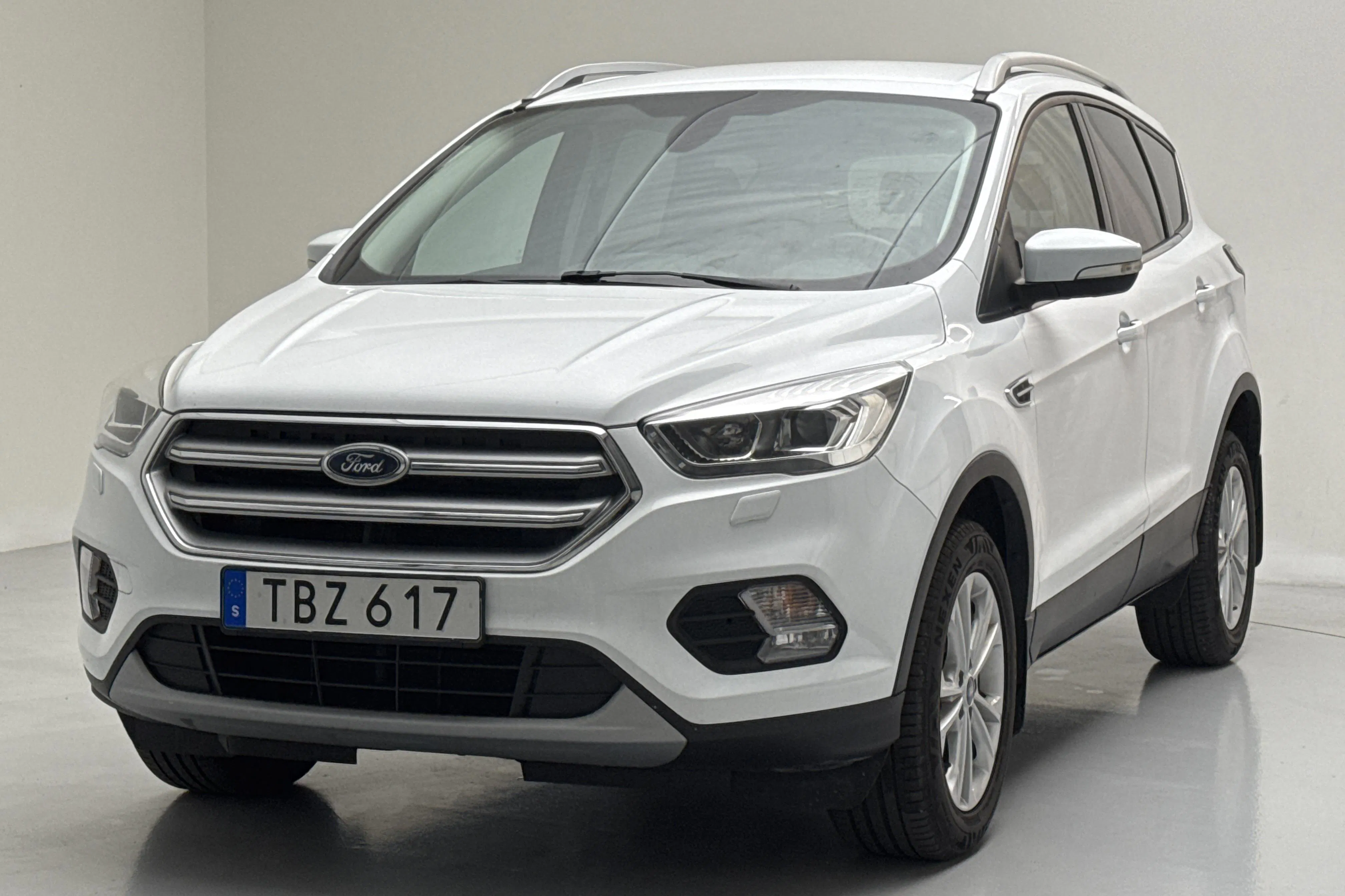 Presentationsfoto 1 av 13: Ford Kuga 1.5 EcoBoost 2WD (150hk) - 12 758 mil - Manuell - vit - 2018