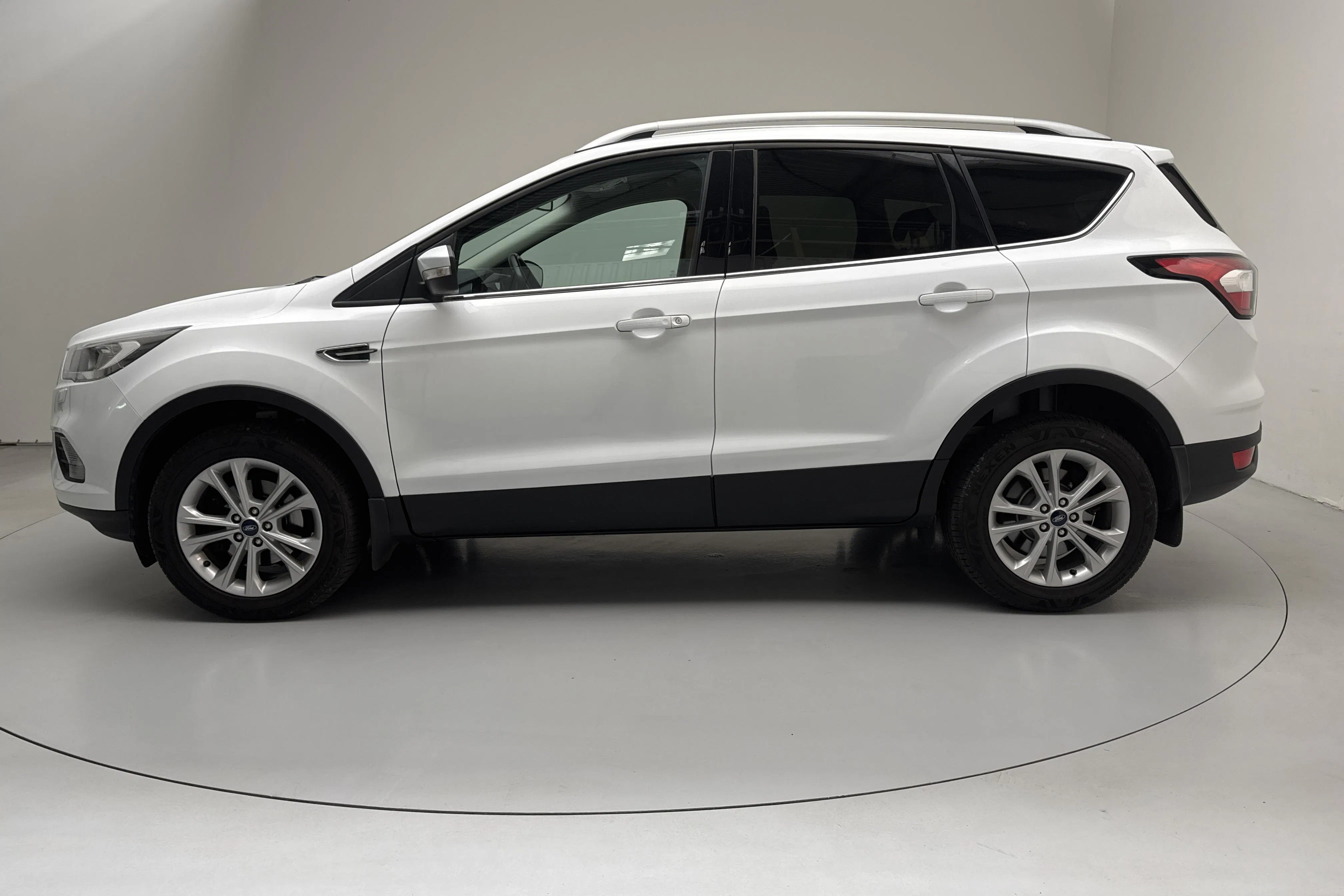 Presentationsfoto 2 av 13: Ford Kuga 1.5 EcoBoost 2WD (150hk) - 12 758 mil - Manuell - vit - 2018