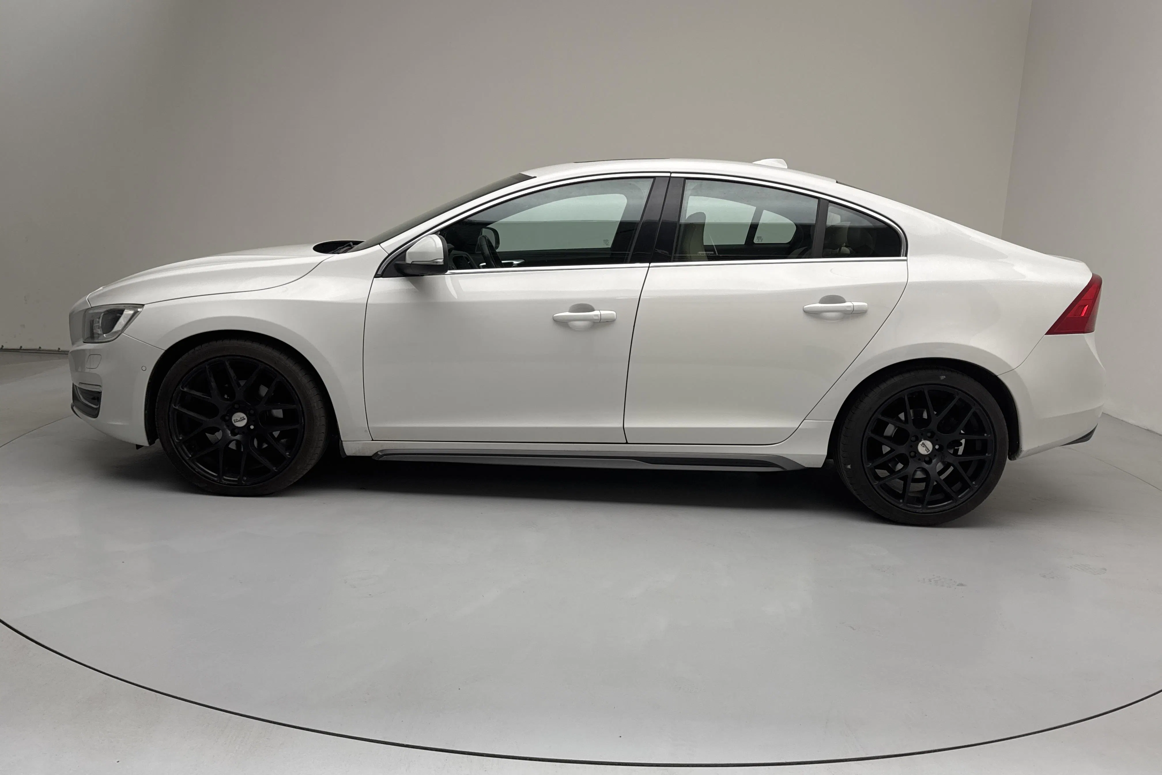 Presentationsfoto 2 av 16: Volvo S60 D4 (181hk) - 28 053 mil - Automat - vit - 2014