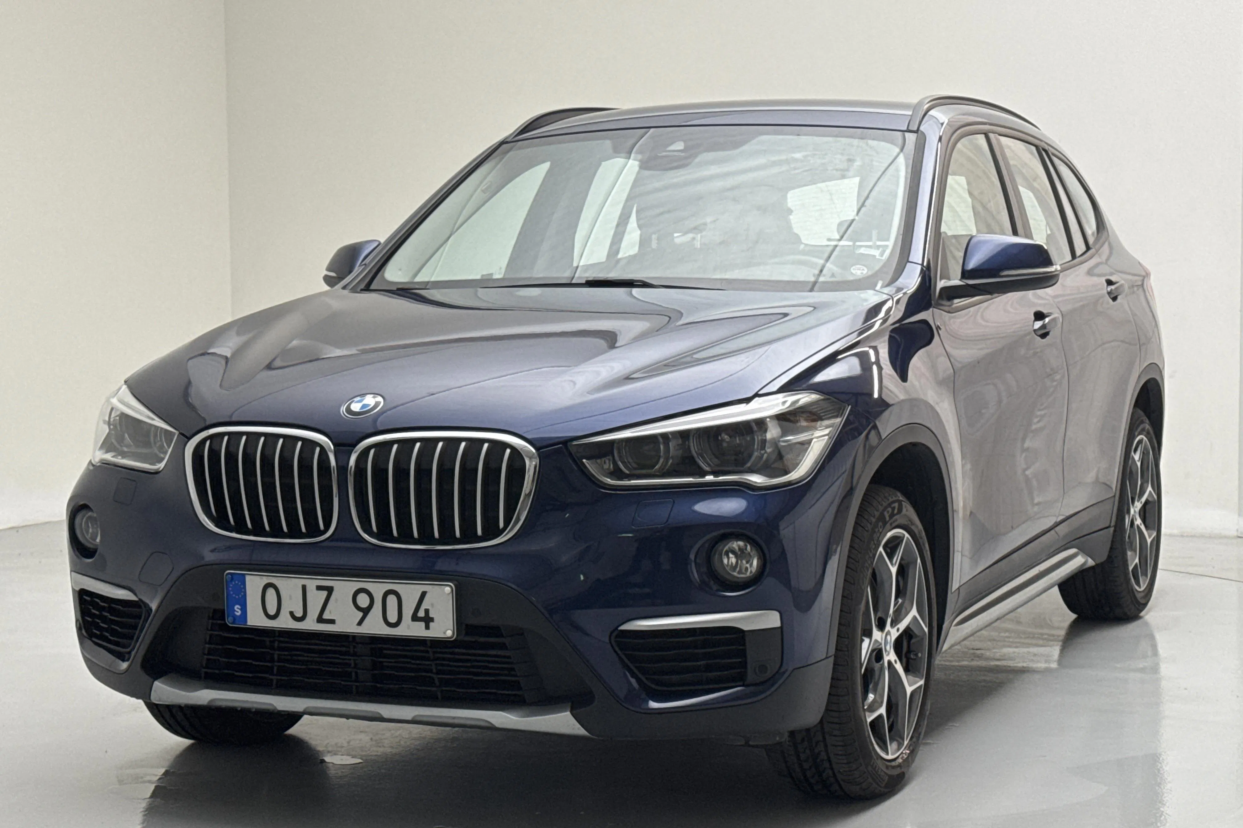 Presentationsfoto 1 av 13: BMW X1 sDrive18d, F48 (150hk) - 9 919 mil - Automat - Dark Blue - 2017
