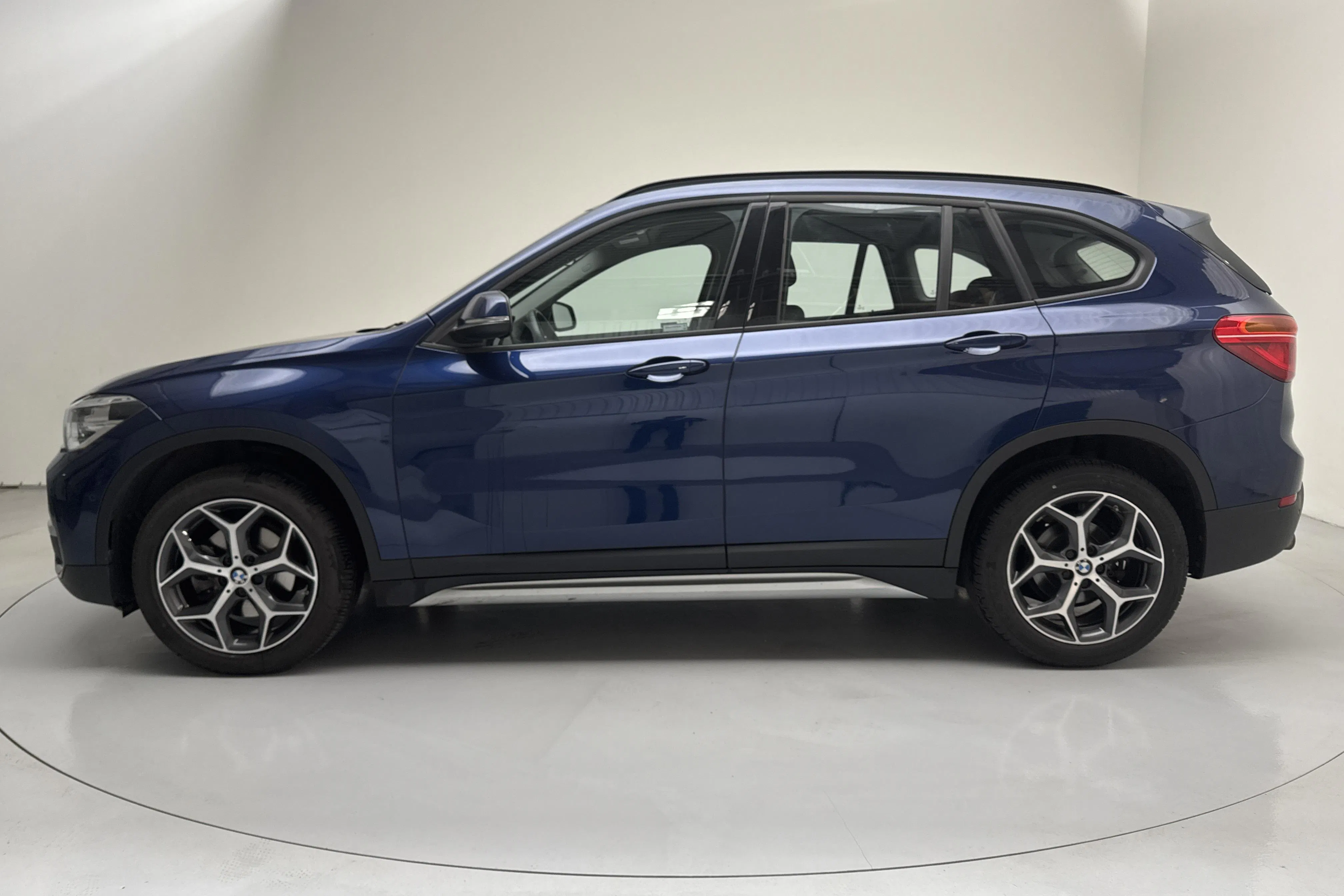 Presentationsfoto 2 av 13: BMW X1 sDrive18d, F48 (150hk) - 9 919 mil - Automat - Dark Blue - 2017