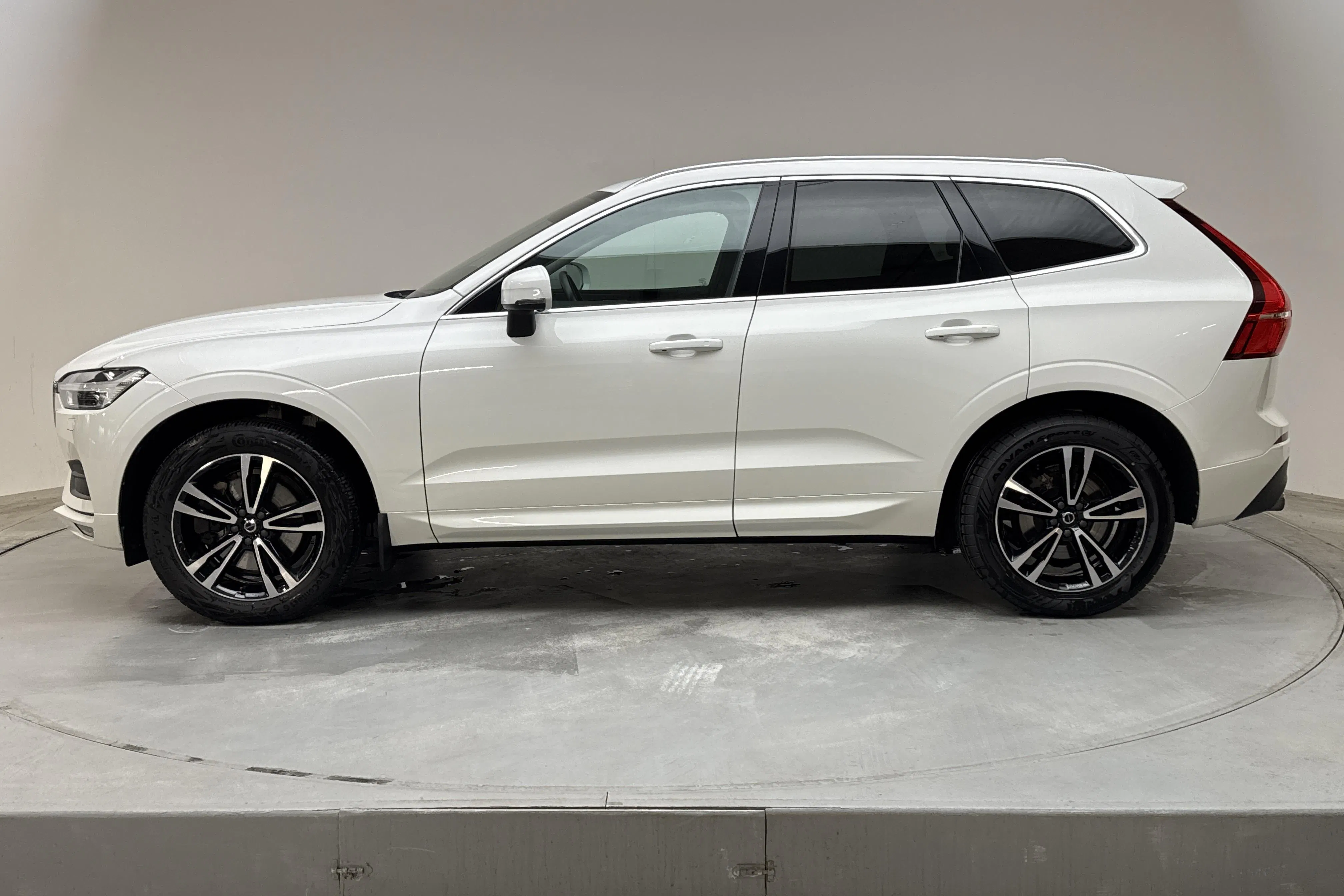 Presentation photo 2 of 16: Volvo XC60 B5 2WD Mildhybrid, Bensin (250hk) - 100 290 km - Automatic - white - 2020