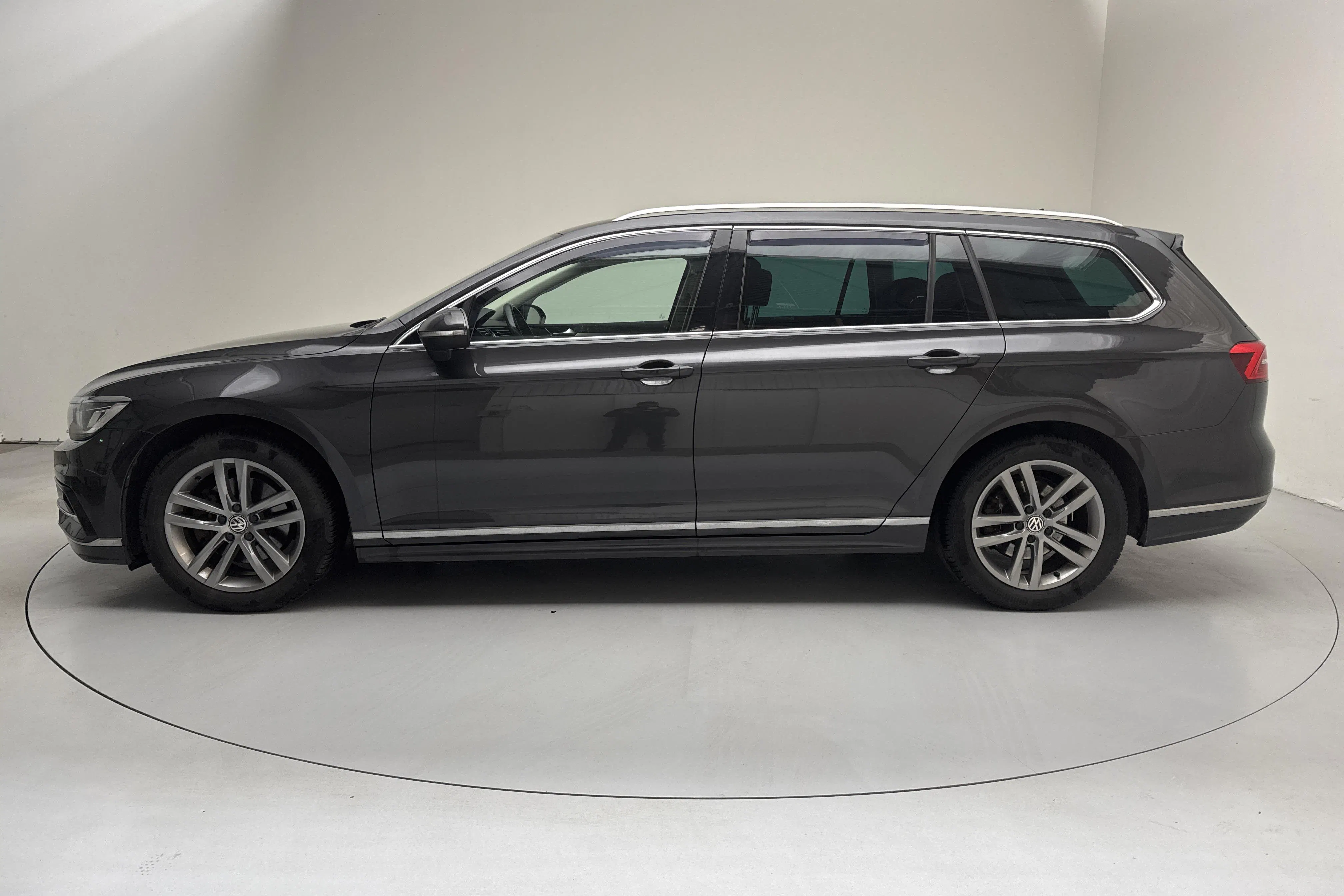 Presentationsfoto 2 av 15: VW Passat 2.0 TDI Sportscombi (190hk) - 17 072 mil - Manuell - Dark Grey - 2018
