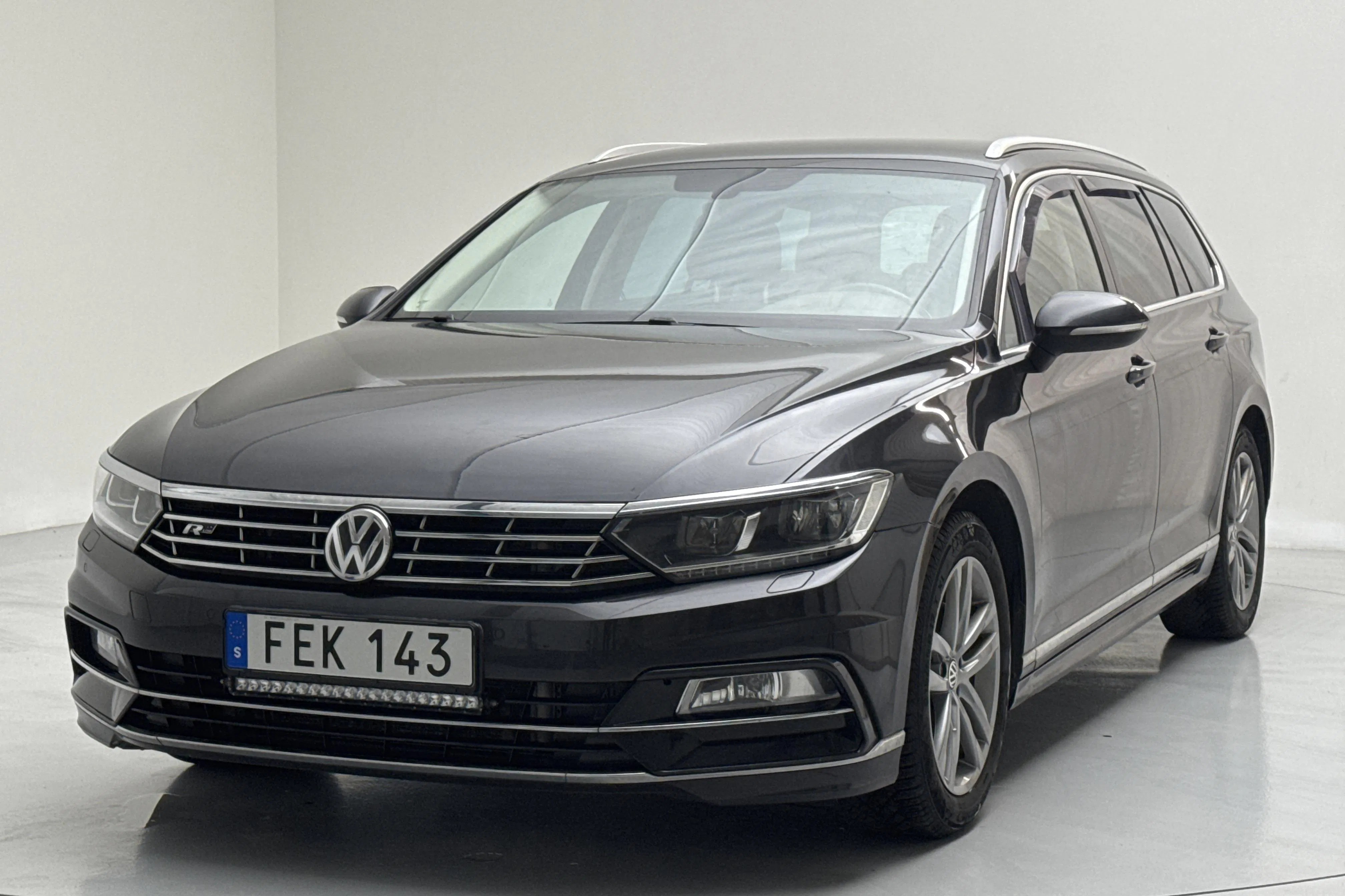 Presentationsfoto 1 av 15: VW Passat 2.0 TDI Sportscombi (190hk) - 17 072 mil - Manuell - Dark Grey - 2018