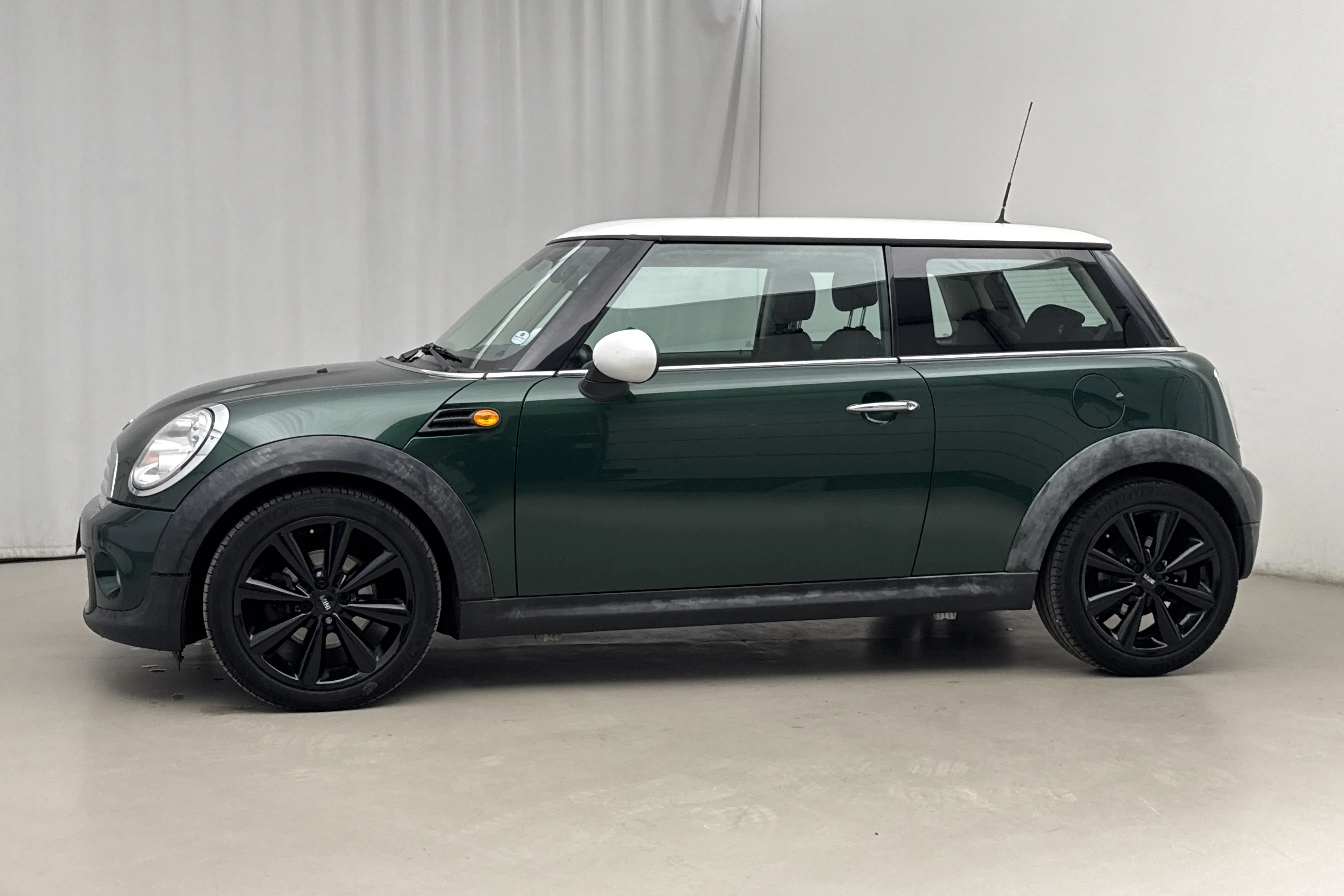 Presentationsfoto 2 av 16: MINI Cooper D 1.6 (112hk) - 12 509 mil - Manuell - grön - 2011