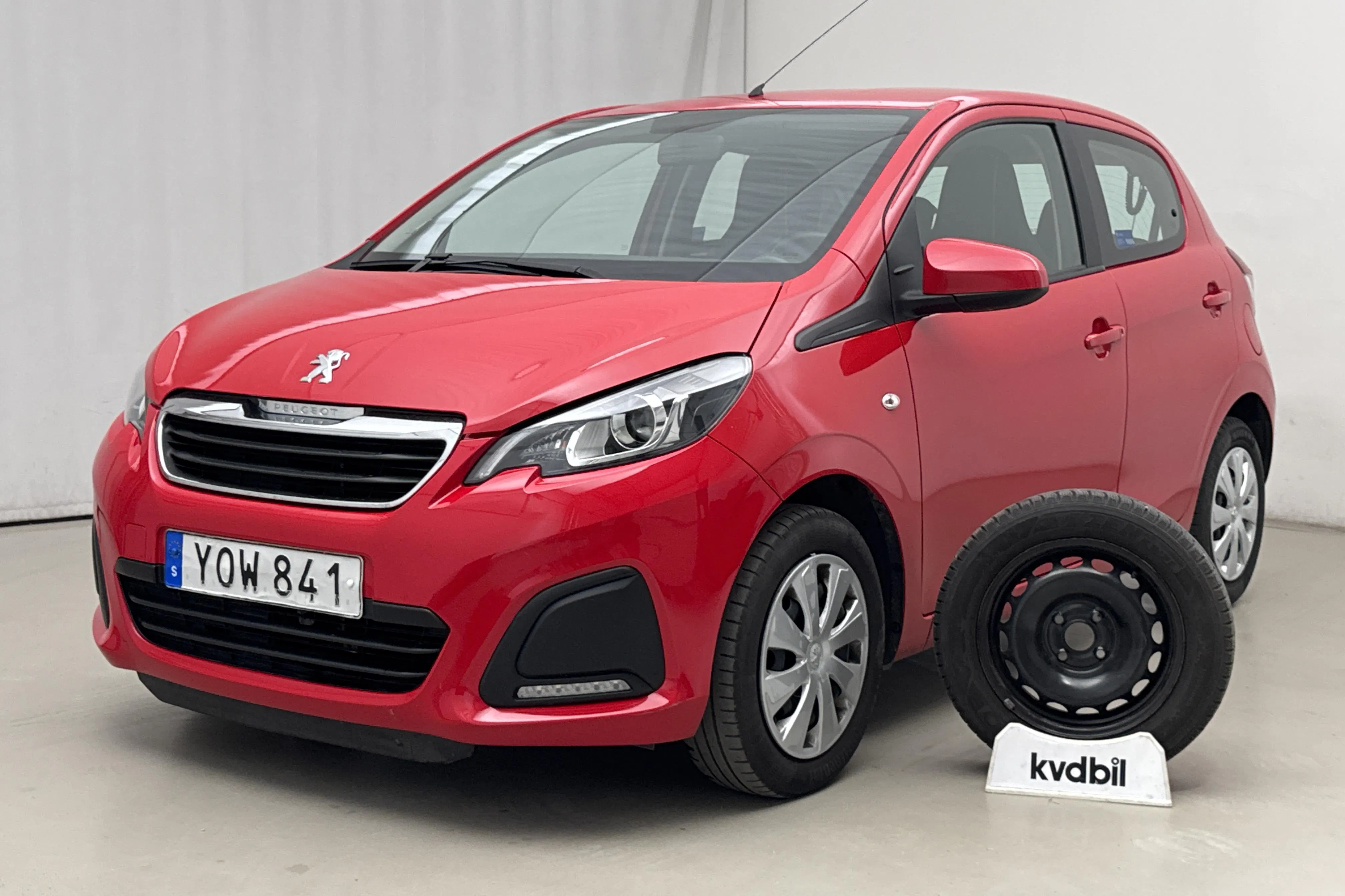 Presentationsfoto 1 av 15: Peugeot 108 PureTech 5dr (68hk) - 3 793 mil - Automat - röd - 2017