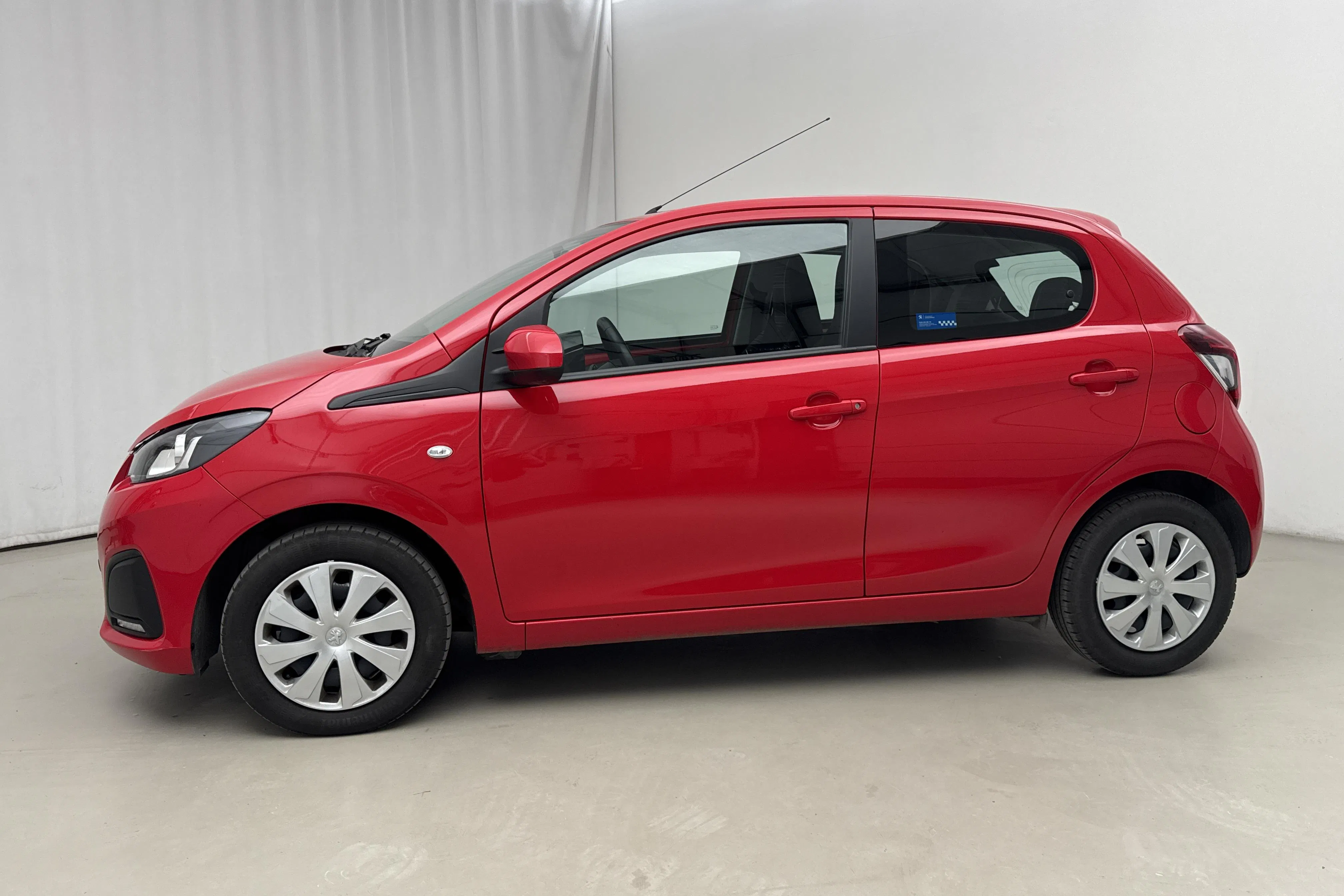 Presentationsfoto 2 av 15: Peugeot 108 PureTech 5dr (68hk) - 3 793 mil - Automat - röd - 2017