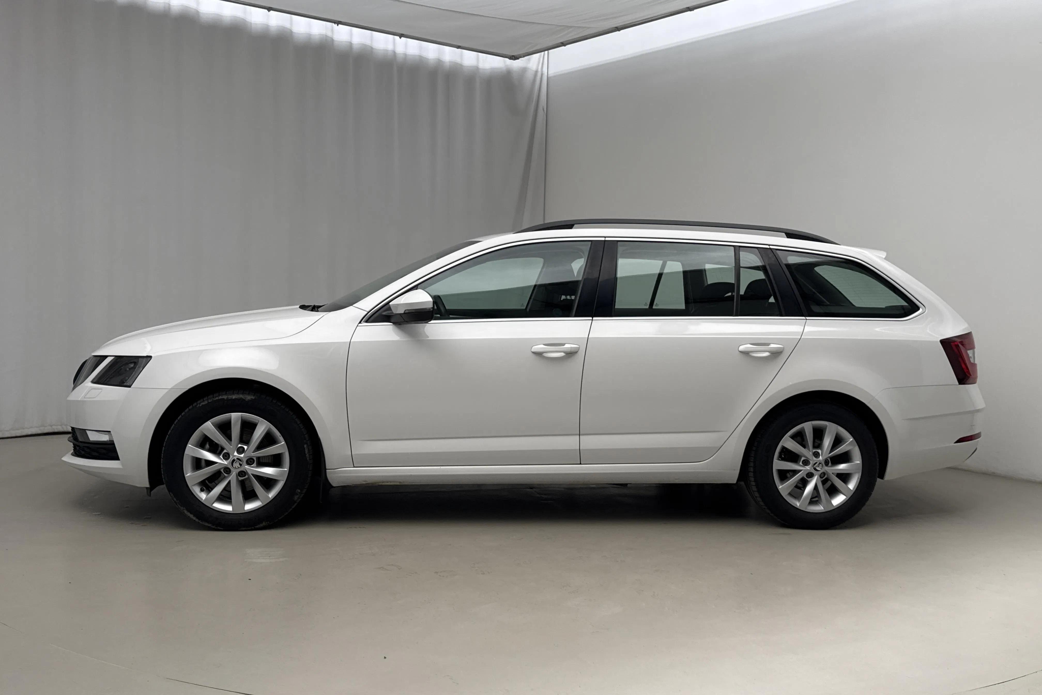 Zdjęcie prezentacyjne 2 z 18: Skoda Octavia III 1.5 TSI G-TEC Combi (130hk) - 35 110 km - Automatyczna - biały - 2019