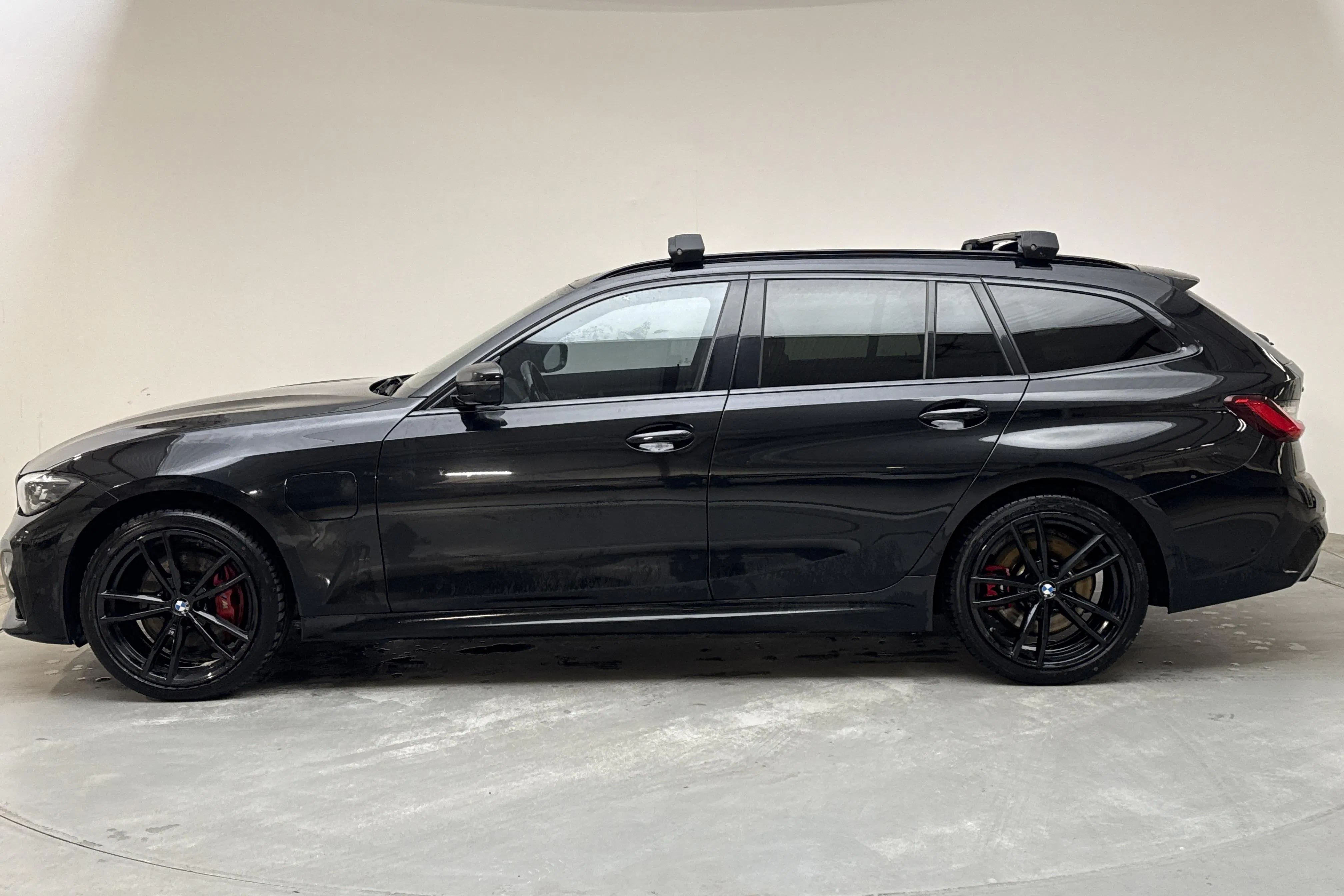 Presentationsfoto 2 av 17: BMW 330e xDrive Touring, G21 (292hk) - 16 974 mil - Automat - svart - 2021