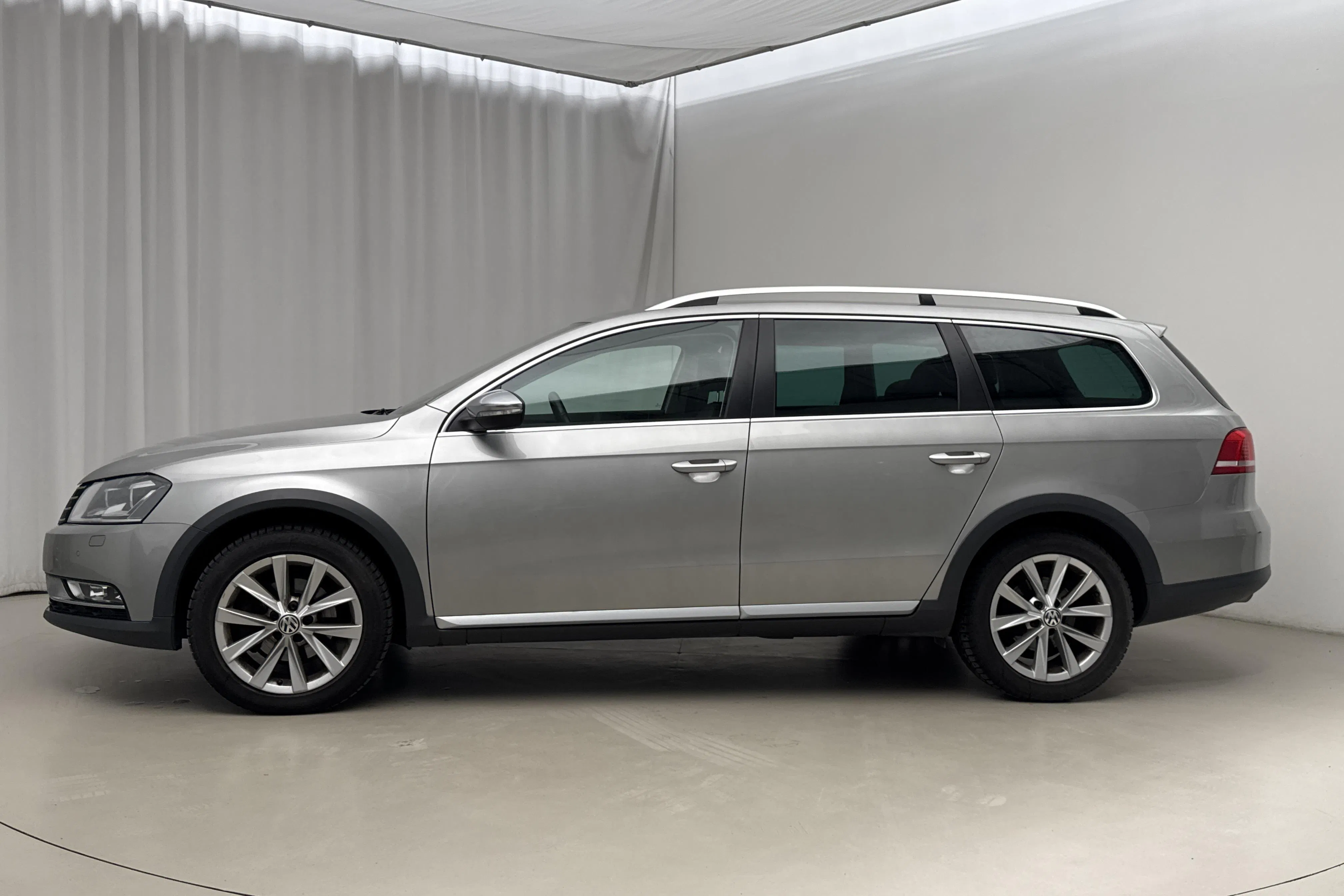 Presentationsfoto 2 av 16: VW Passat Alltrack 2.0 TDI BlueMotion Technology 4Motion (177hk) - 8 458 mil - Automat - silver - 2014