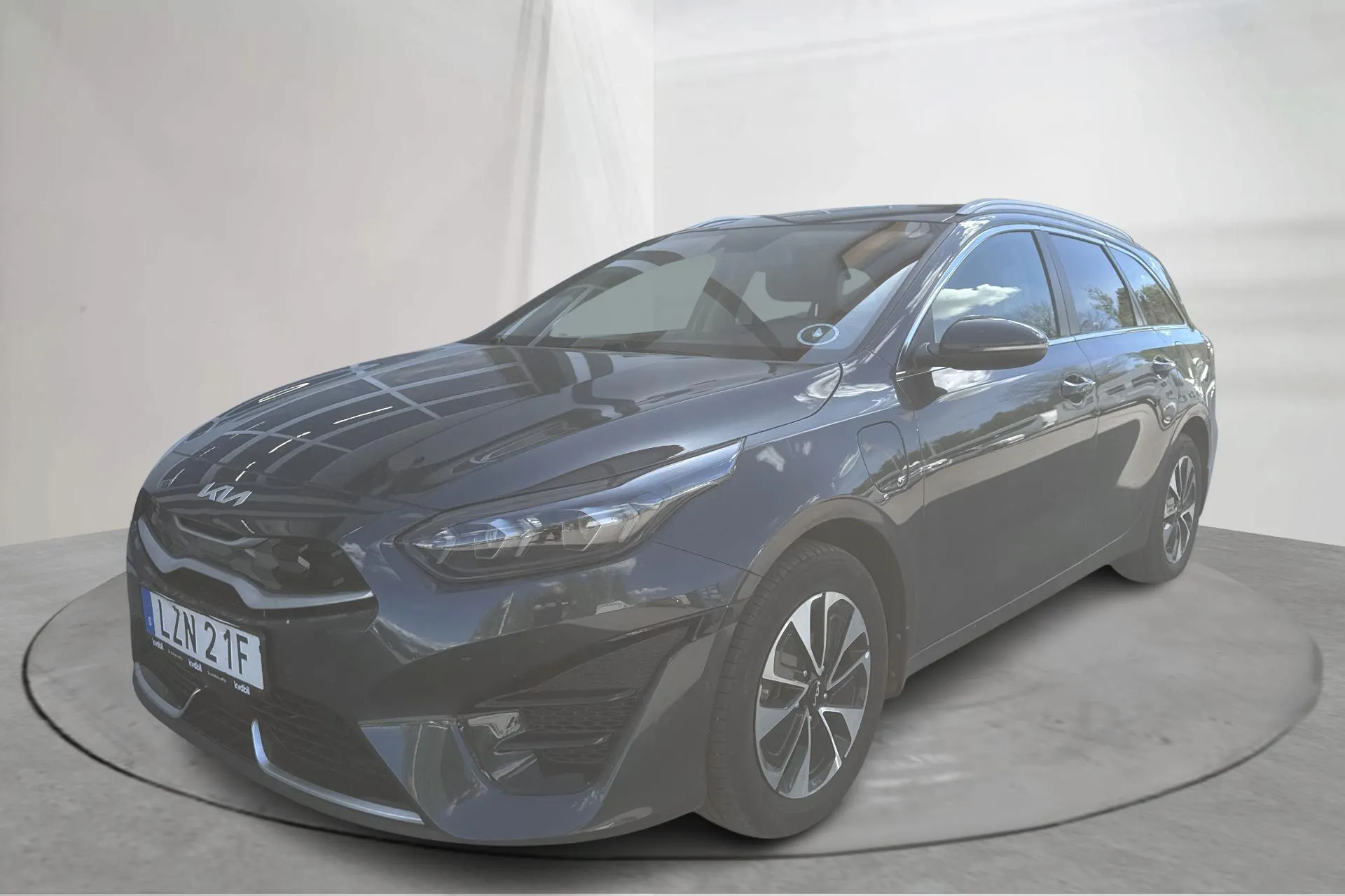 Presentationsfoto 1 av 16: KIA Ceed 1.6 Plug-in Hybrid SW (141hk) - 6 914 mil - Automat - grå - 2022